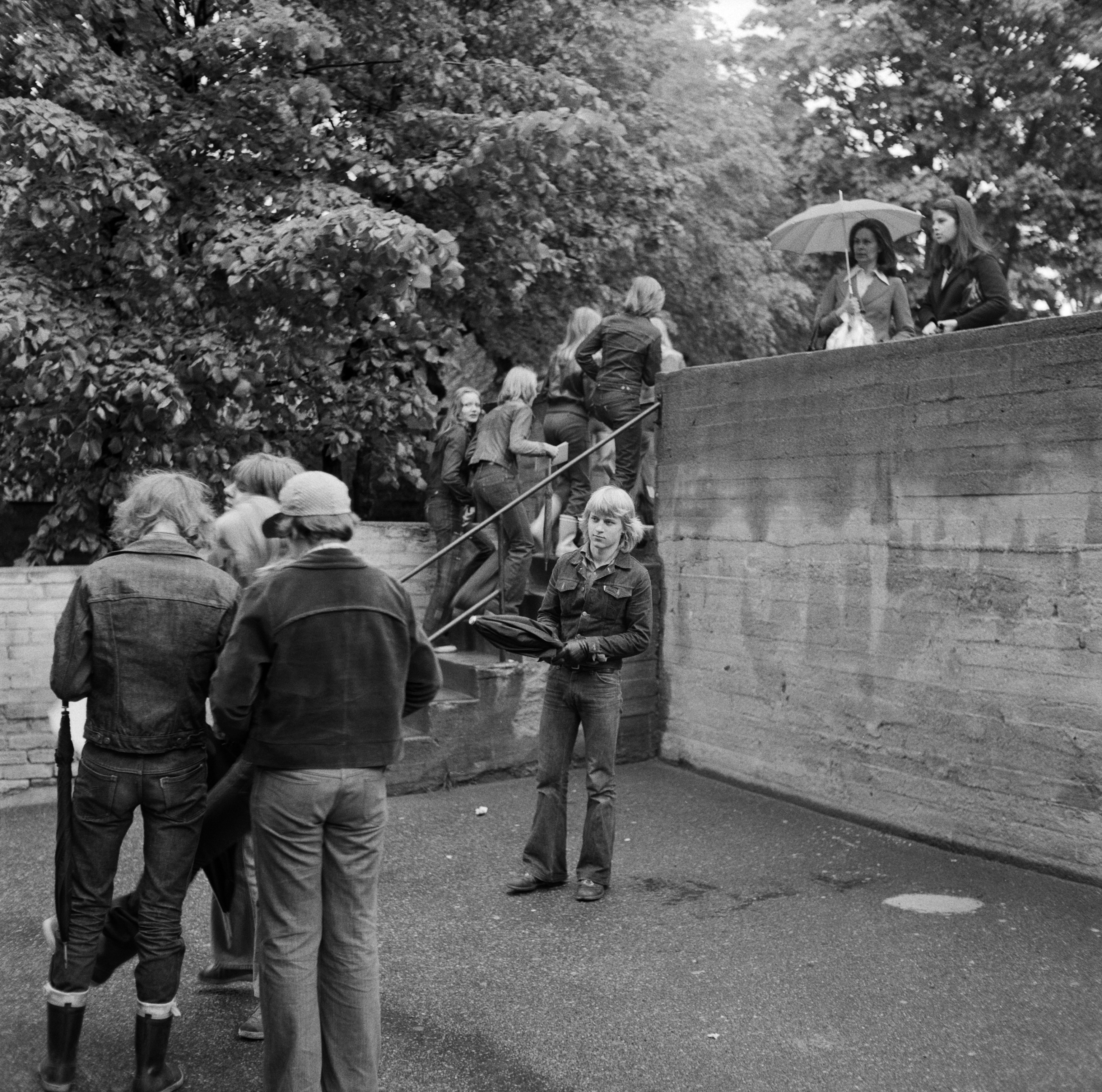 Tehtaanpuiston yhteiskoulun oppilaita koulun pihalla tulossa kevätjuhlaan.