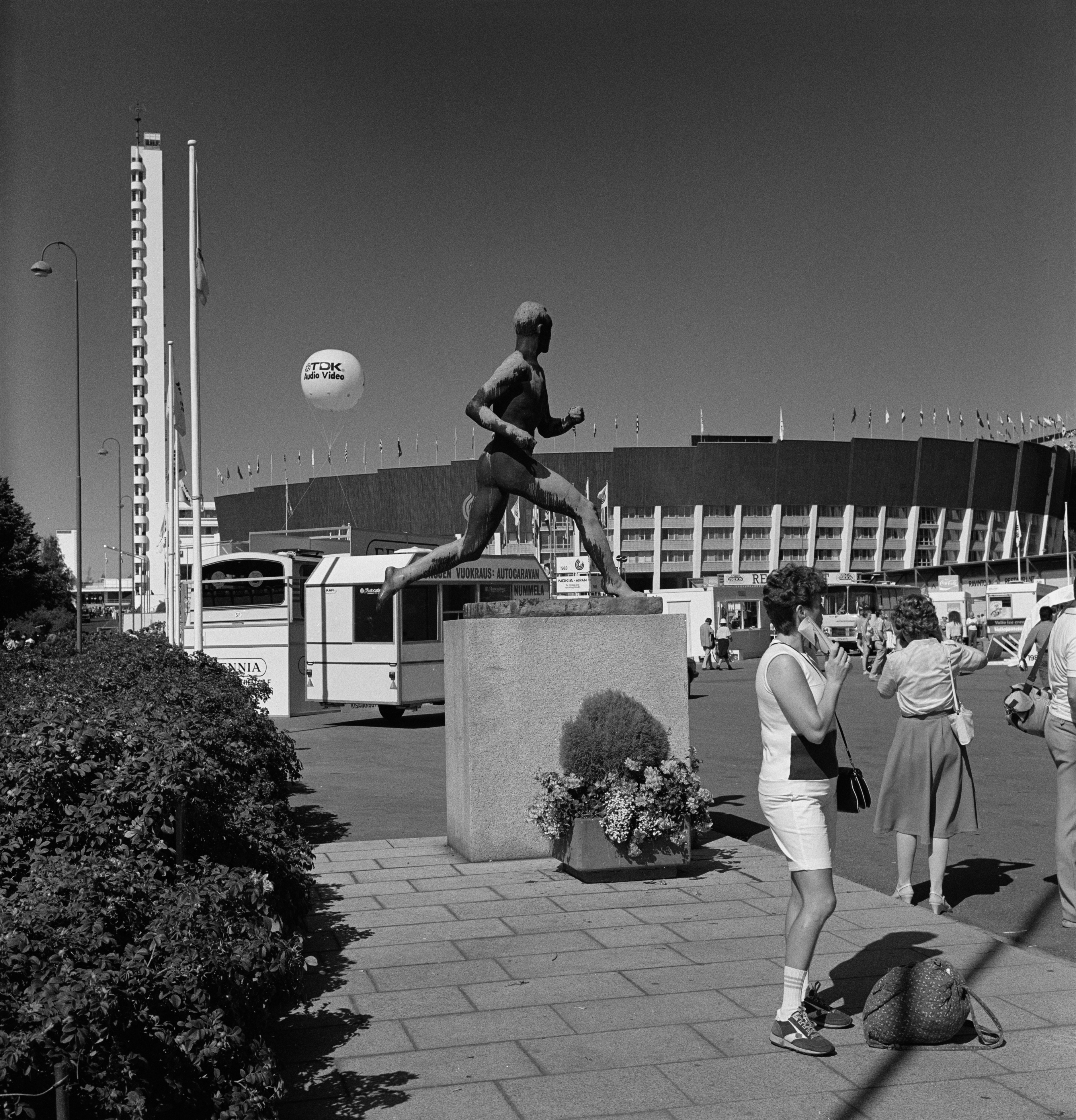 Yleisurheilun ensimmäiset maailmanmestaruuskisat Olympiastadionilla. Etualalla Paavo Nurmen patsas.