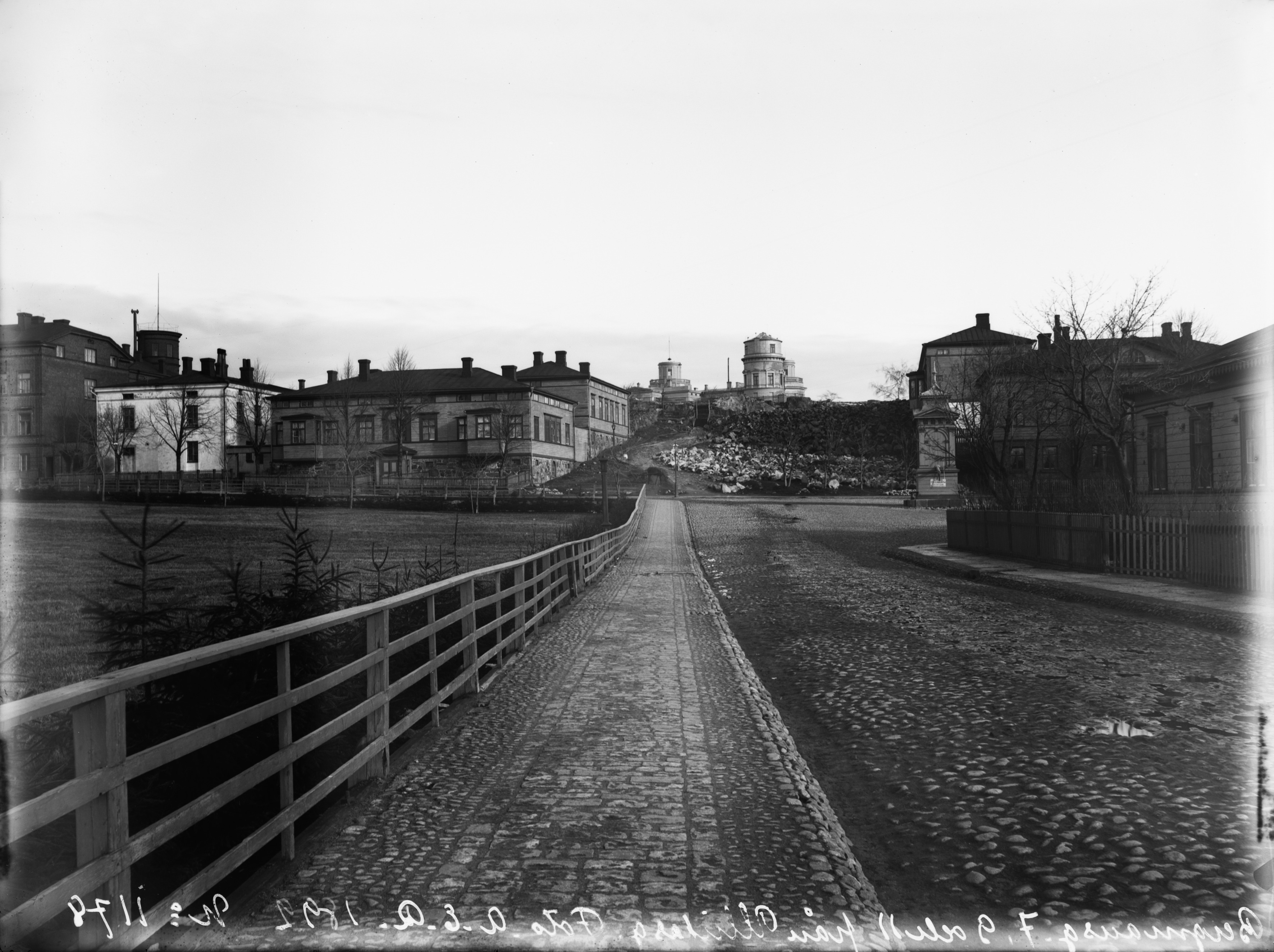 Vuorimiehenkatu 11, 9 ja viimemainitun takana oleva Tähtitorninkatu 10 (sijaitsivat nyk. Ullanpuistikon kohdalla) sekä Vuorimiehenkatu 7 nähtynä Ullankadulta