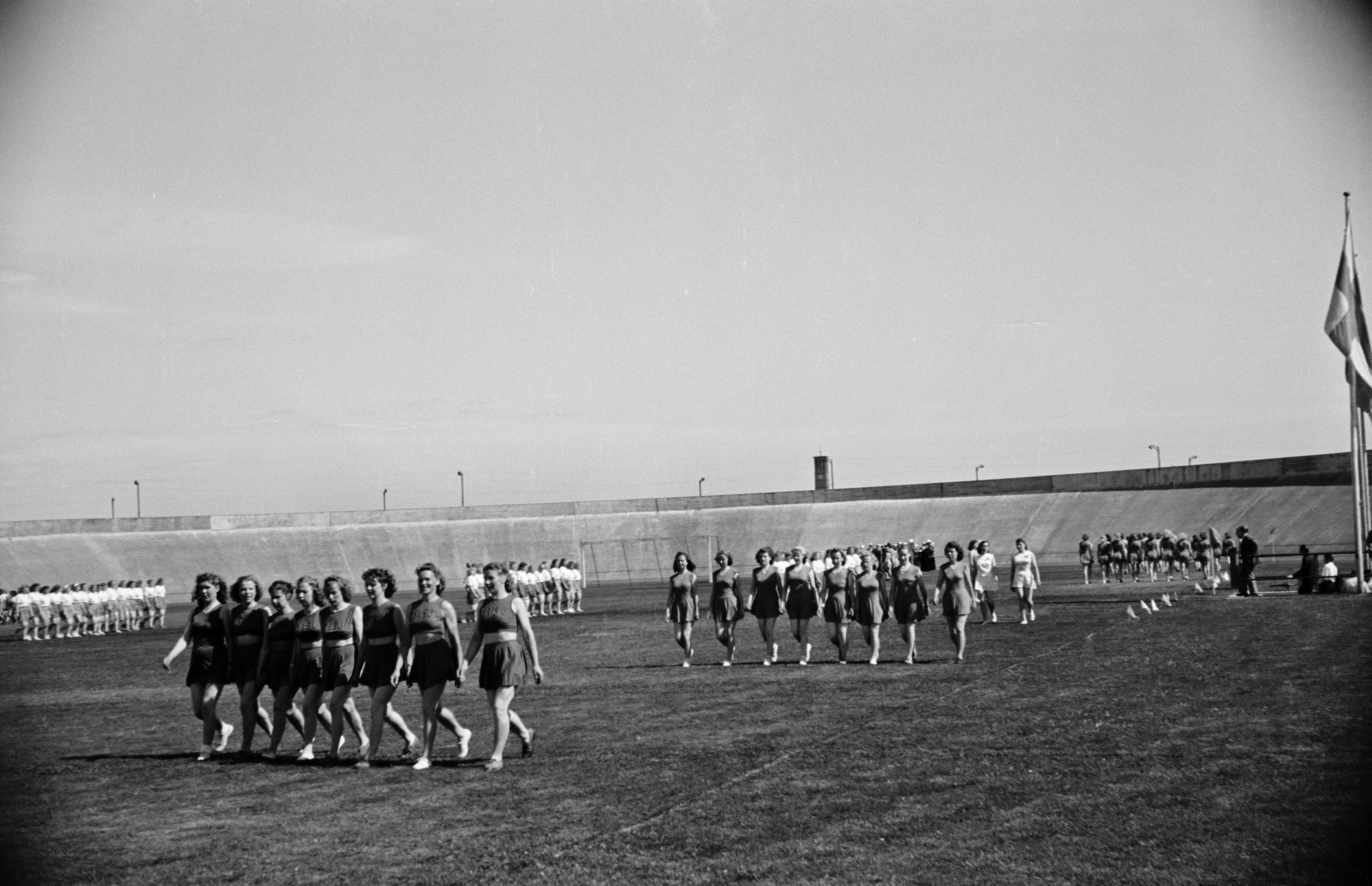 Velodrom, Helsingin pyöräilystadion, Suomen Työväen Urheiluliiton (TUL) tilaisuus, naisten voimisteluesitys.