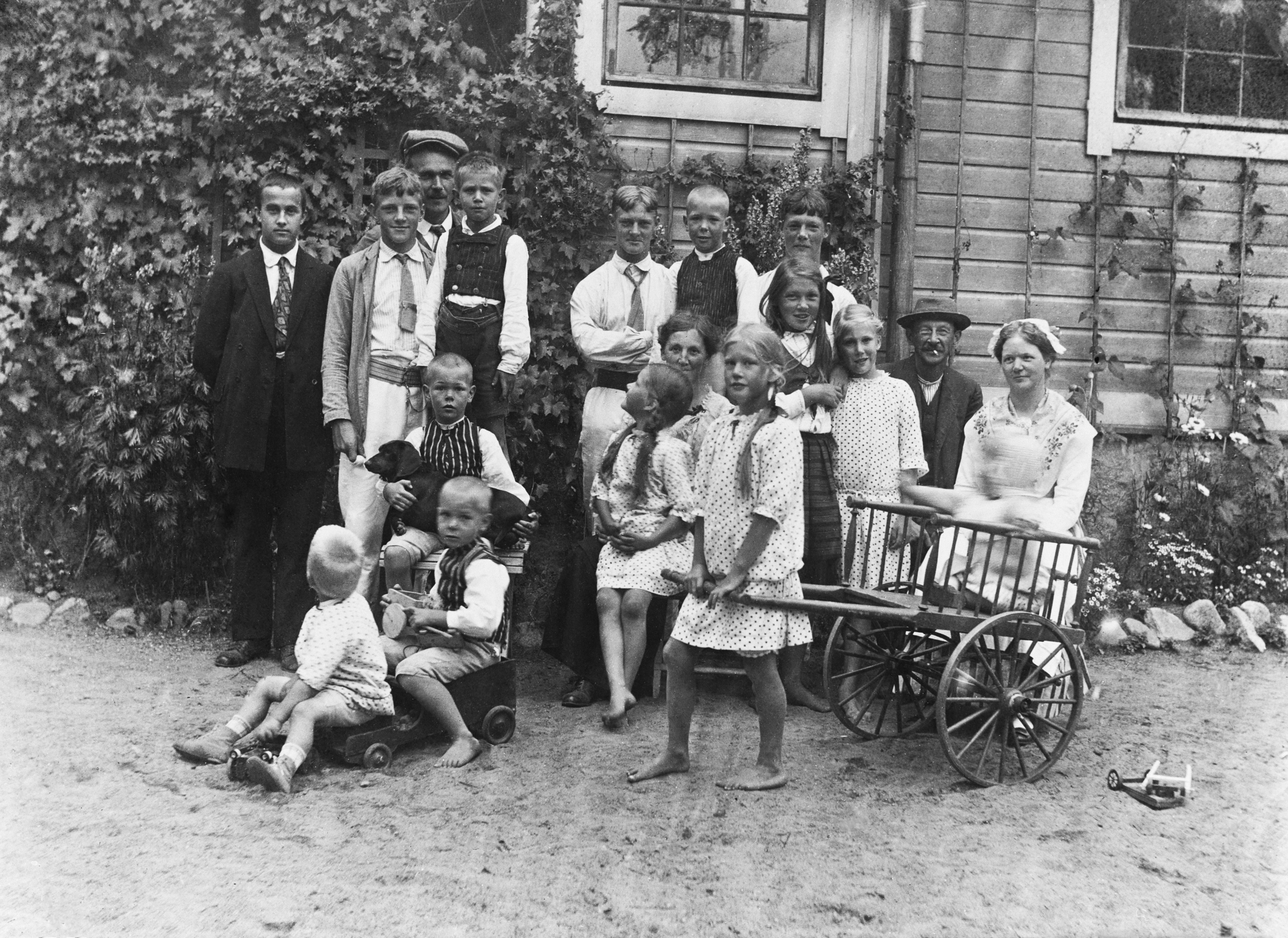Lasseniuksen sukua huvila Åsan pihalla. Kuvattu elokuussa 1916.