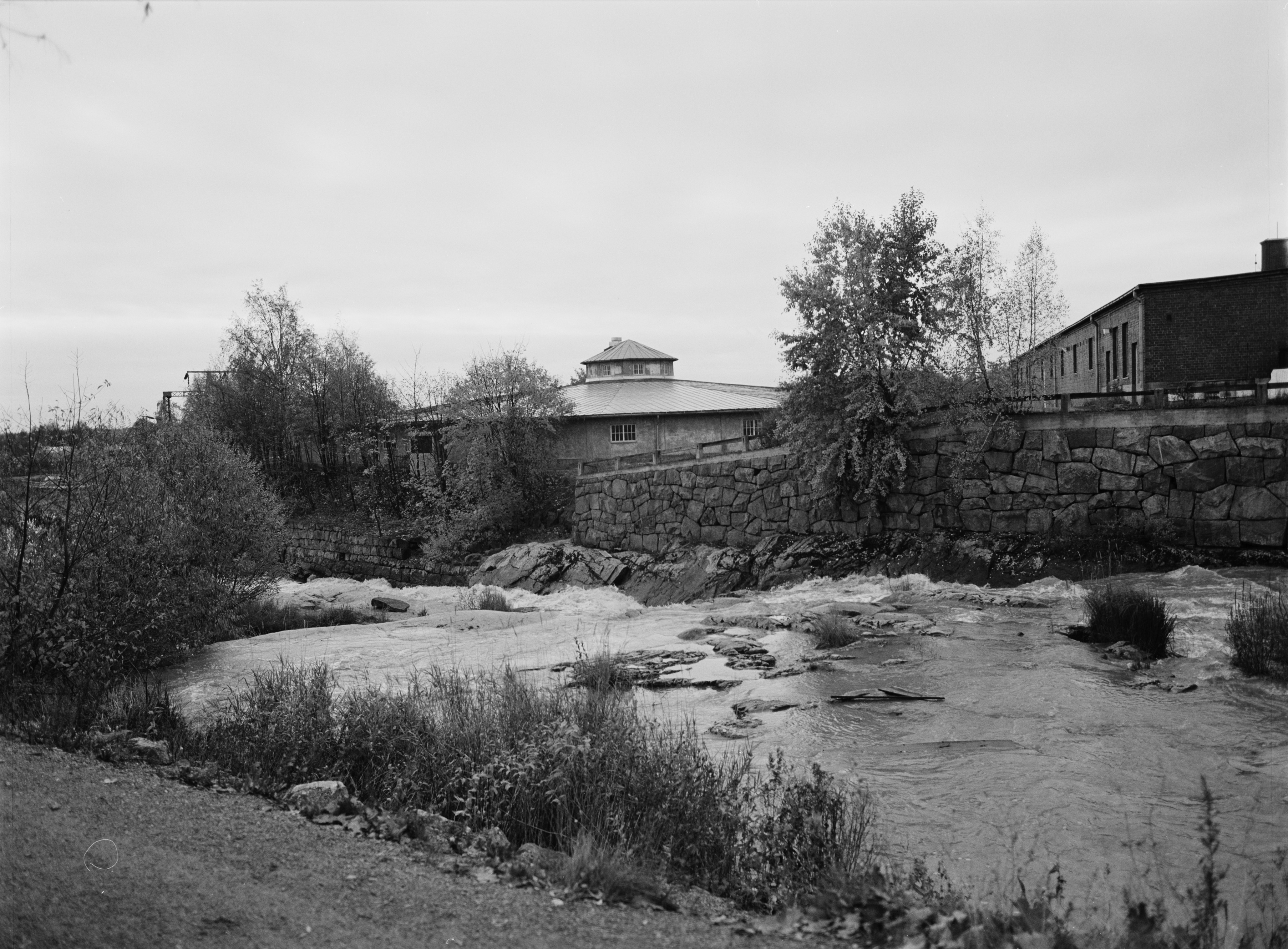 Vantaanjoki, itäinen koski.  Taustalla Tekniikan museon rakennuksia Kuninkaankartanonsaarella.