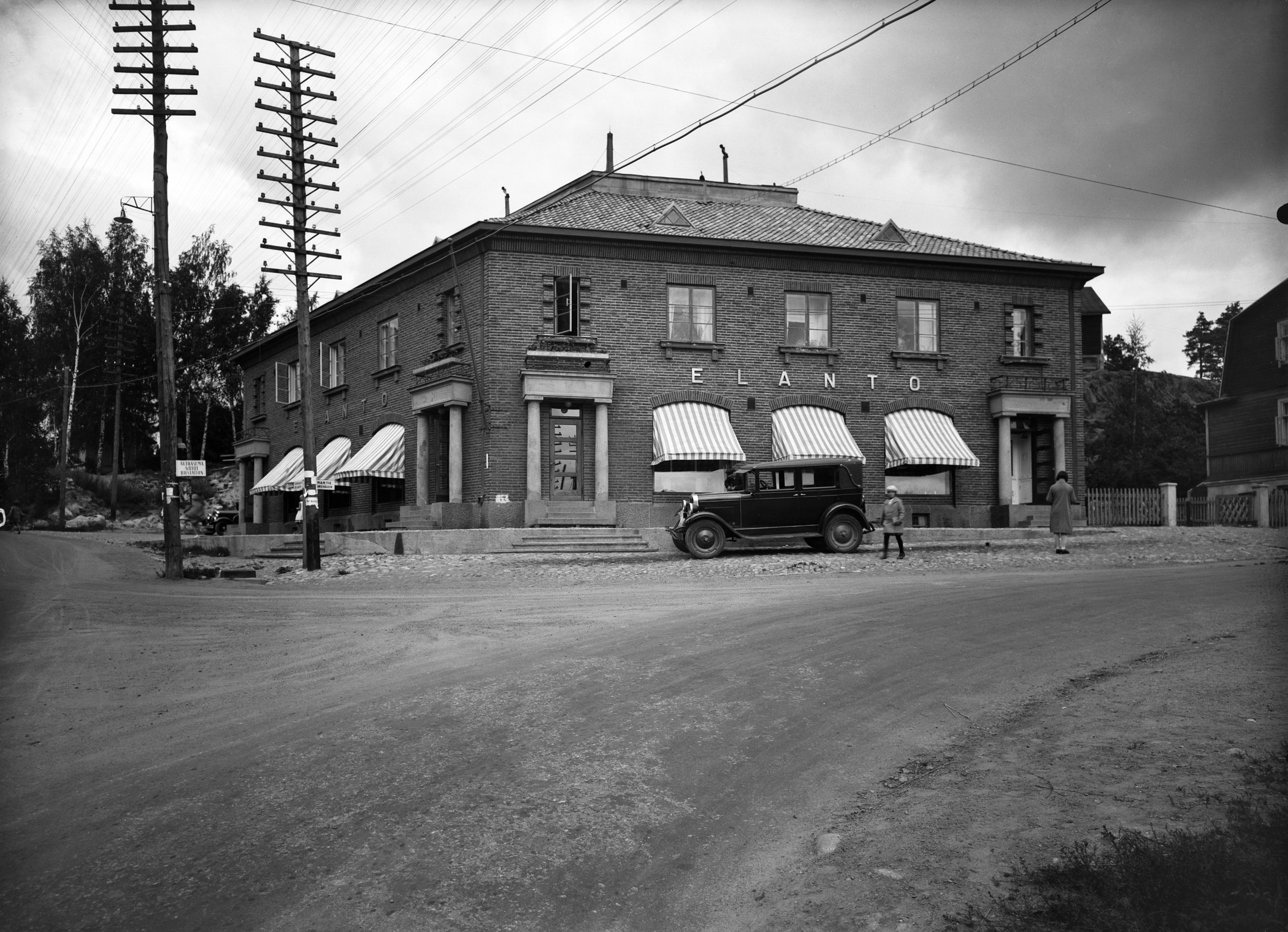 Elannon liiketalo (Huopalahden Elanto) Asematie 2:ssä Haagan kauppalassa. (= Kauppalantie 2, Helsinki). (Kauppalantie 2 - Vanha Turun maantie 1)