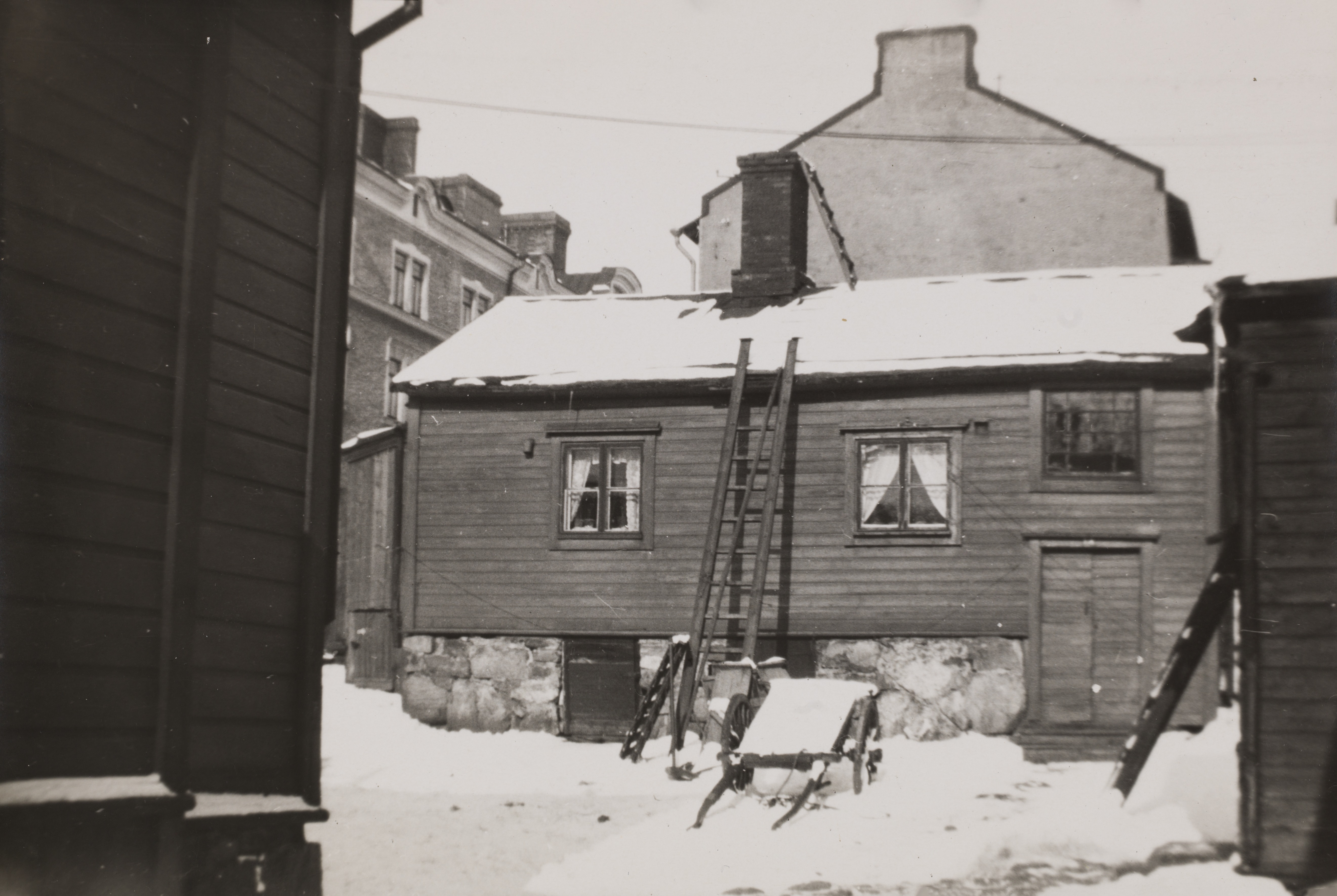 Lapinlahdenkatu 17. talvinen sisäpihanäkymä.