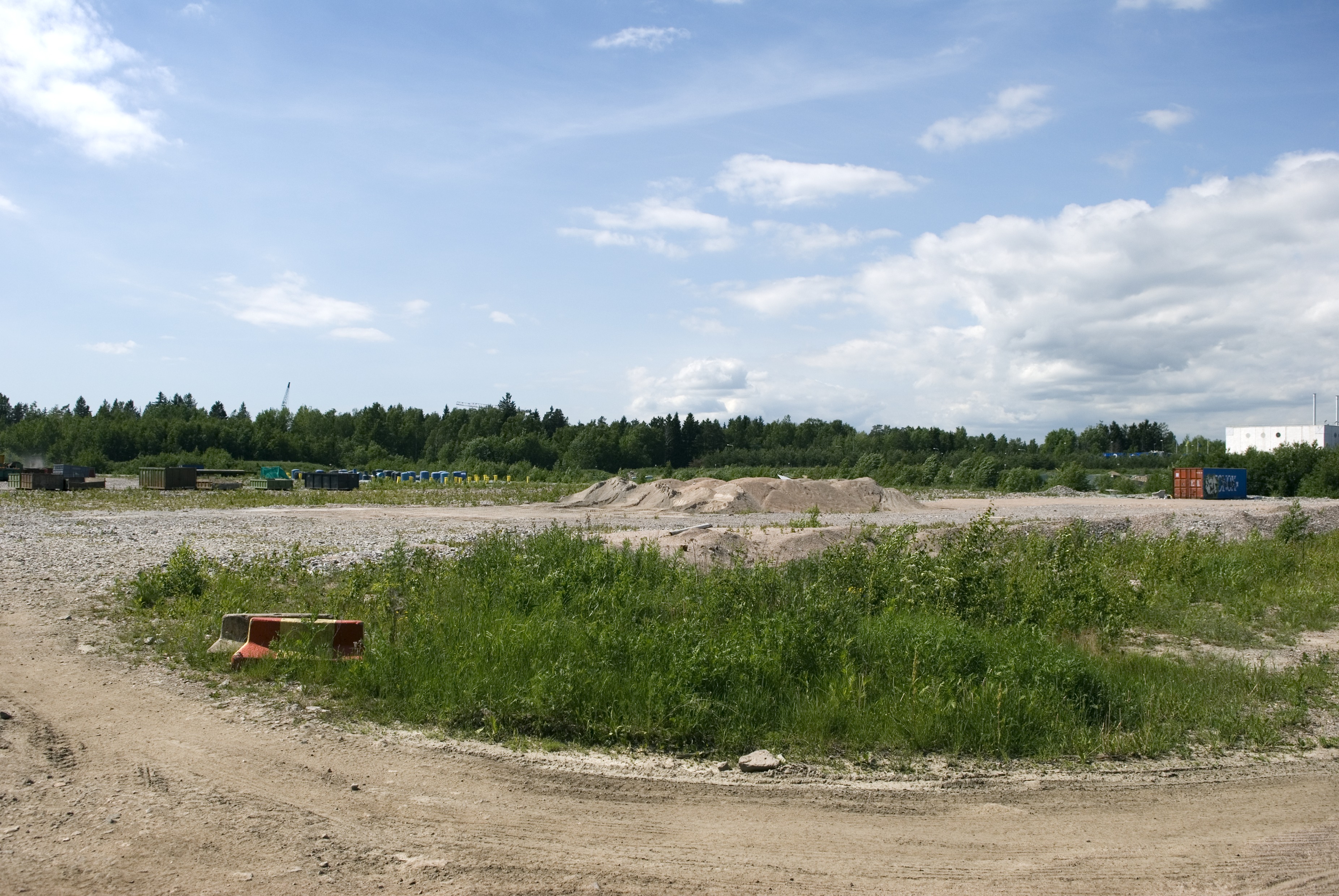 Paukkulanpuisto. Taustalla näkyy Kivikonlaidan teollisuusaluetta. Puiston alueella on sijainnut puolustusvoimien rakentama Malmin ampumarata, joka valmistui vuonna 1937 Helsingissä järjestettyihin ammunnan MM-kisoihin, ja suljettiin vuonna 1993.