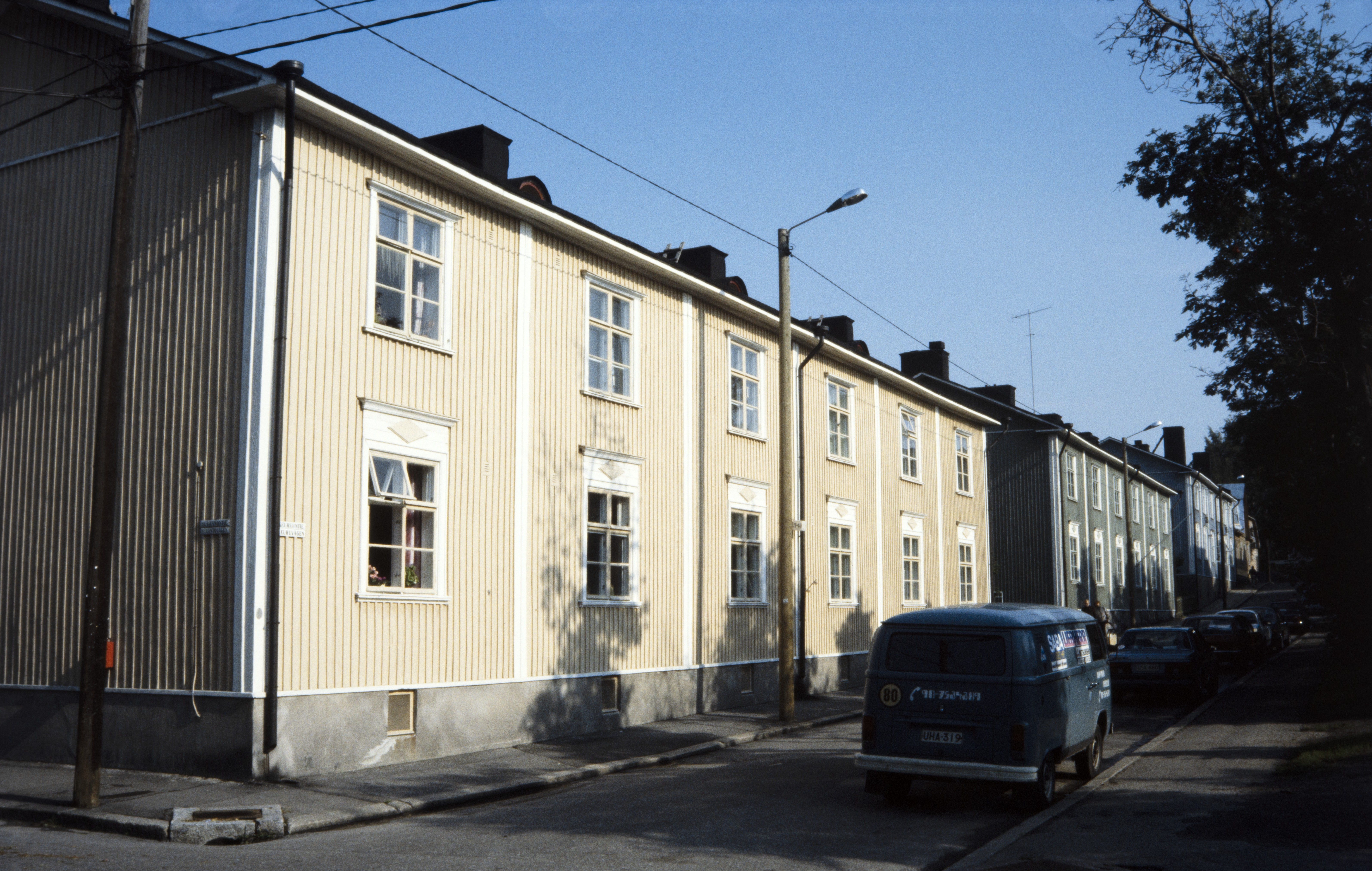 Puu-Vallila, Keuruuntie 11. Esimerkki 1970-luvun lopussa maalatuista taloista Puu-Vallilan purku-uhan alaisesta kaupunginosasta. Maalaamalla alueen rakennuksia pyrittiin välttämään purku-tuomio, alue suojeltiin vuonna kaavalla vuonna 1980.