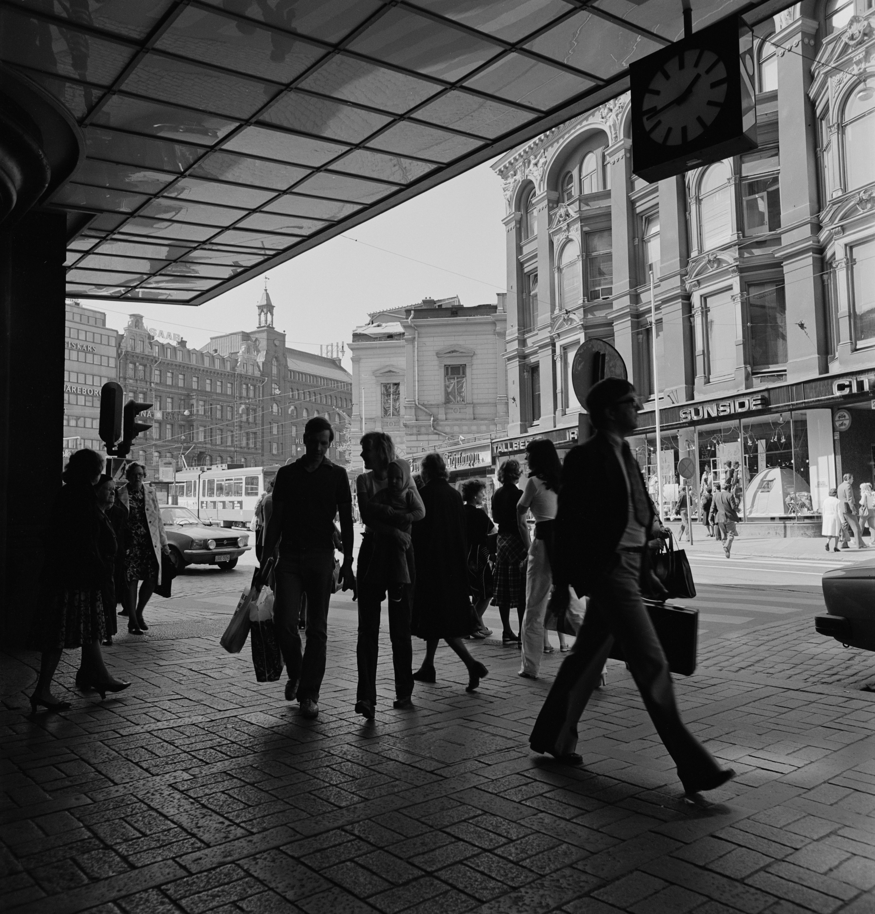 Jalankulkijoita Aleksanterinkadulla, Stockmannin kellon alla.