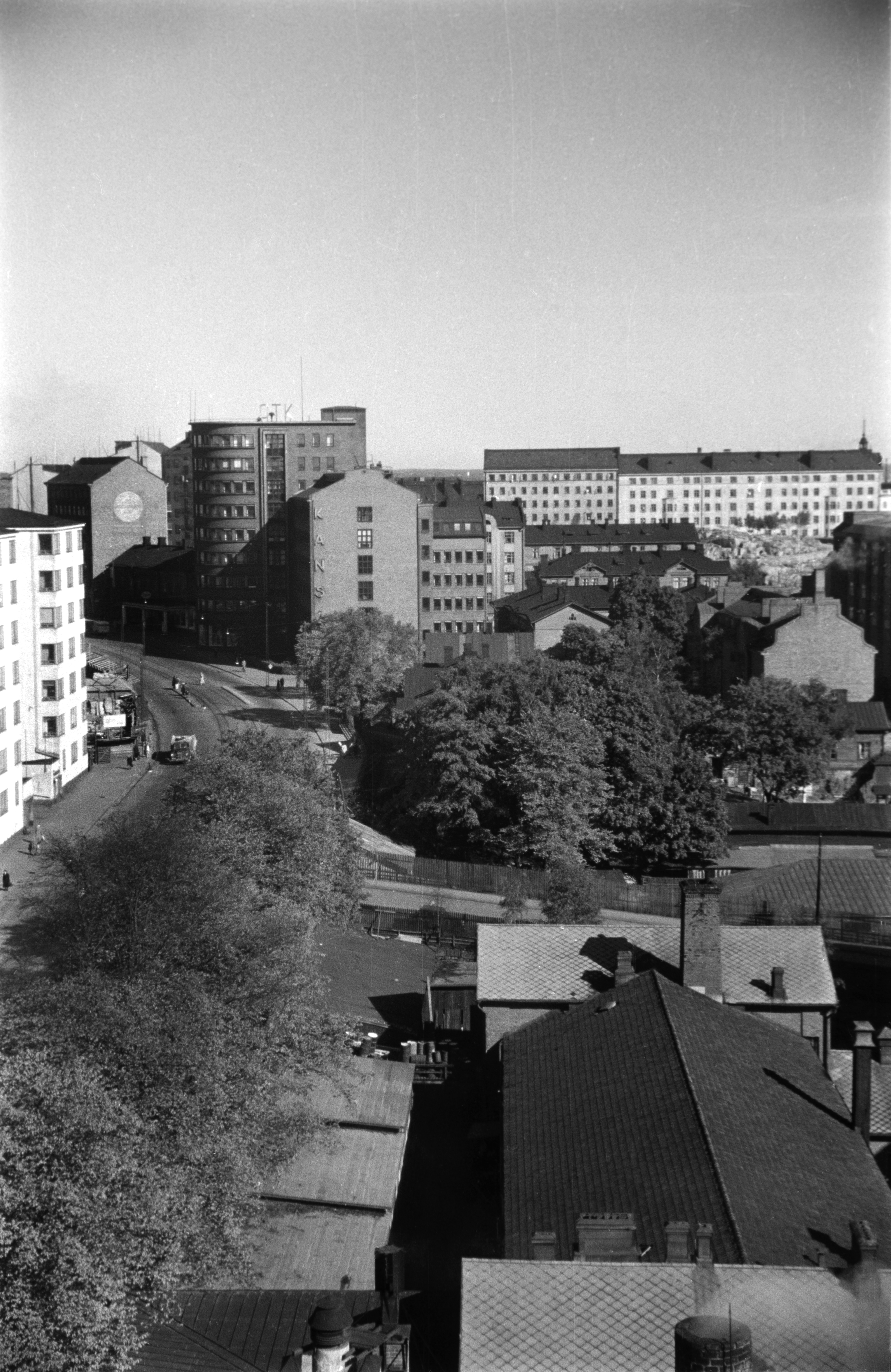 Sörnäinen. Elannon ja OTK:n tehdaskorttelit ja taustalla OTK:n pääkonttori.