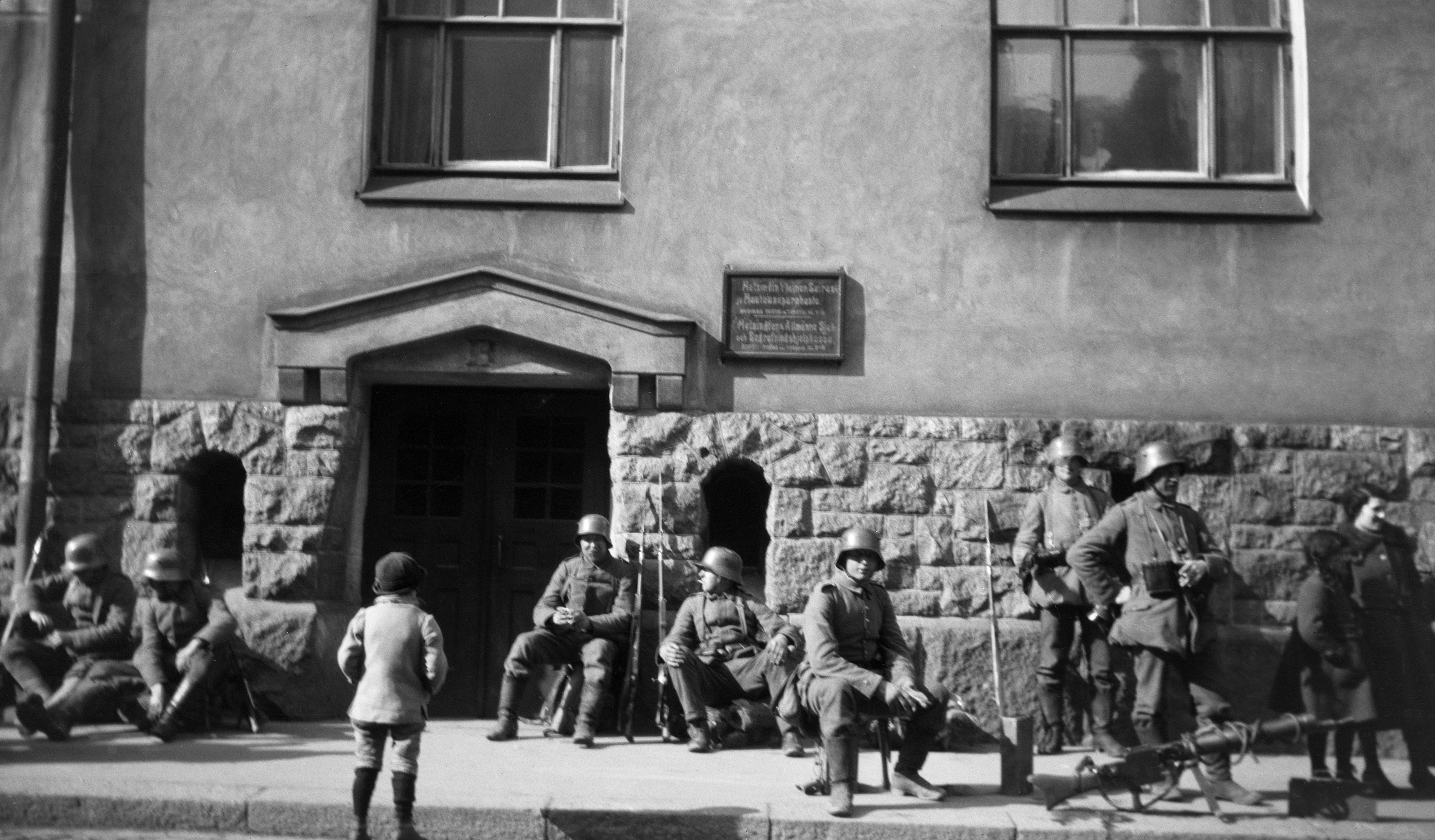 Helsingin valtaus, saksalaisia sotilaita Eerikinkatu 1:n kohdalla odottamassa hyökkäyksen alkamista Turun kasarmille 12.4. 1918.