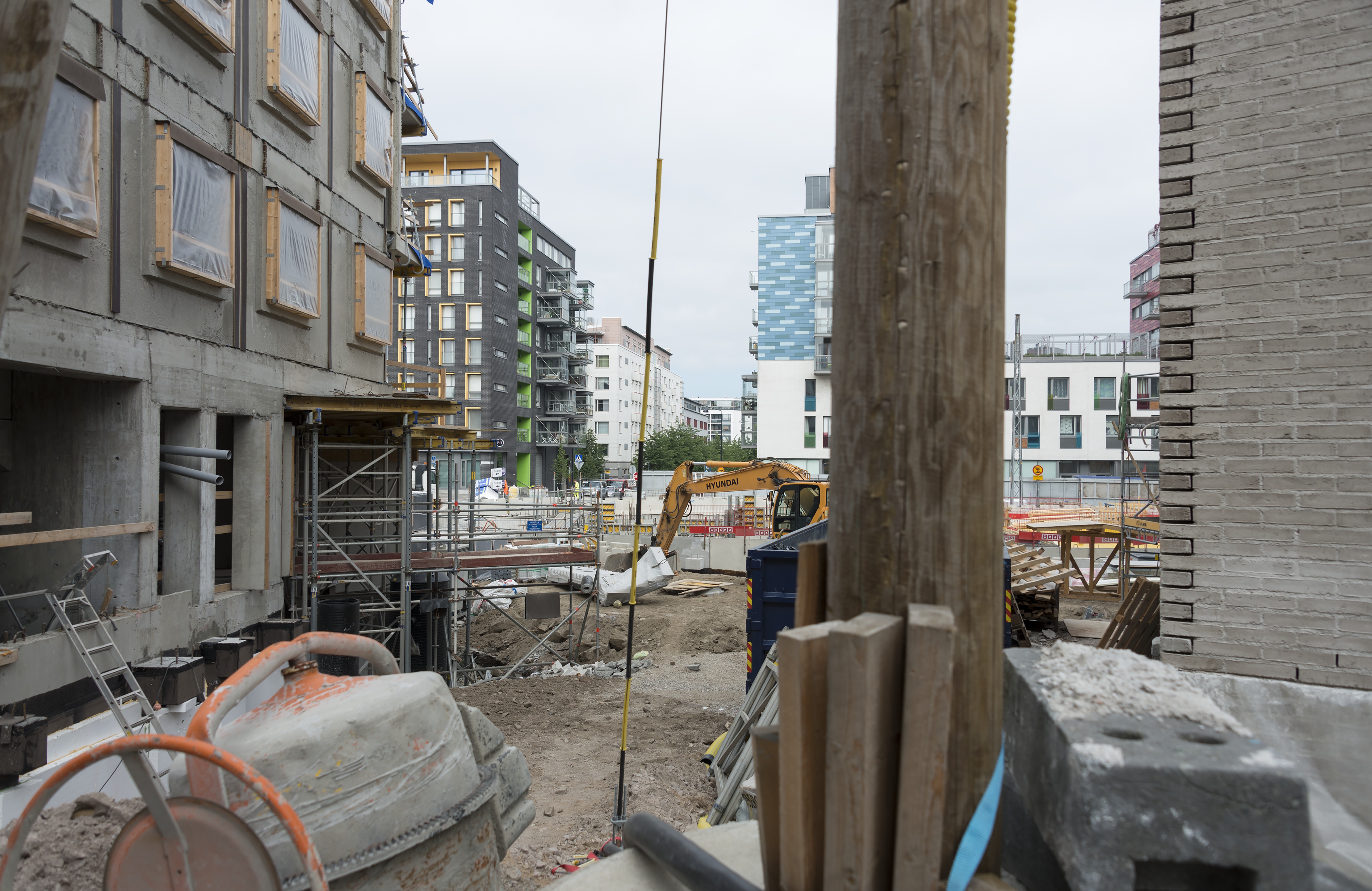 Jätkäsaaren dokumentointi. Juutinraumankatu 9 rakenteilla. Taustalla Välimerenkatu 7 ja 5 sekä Selkämerenkatu. Etualalla rakennustyömaan tarpeistoa ja materiaaleja.