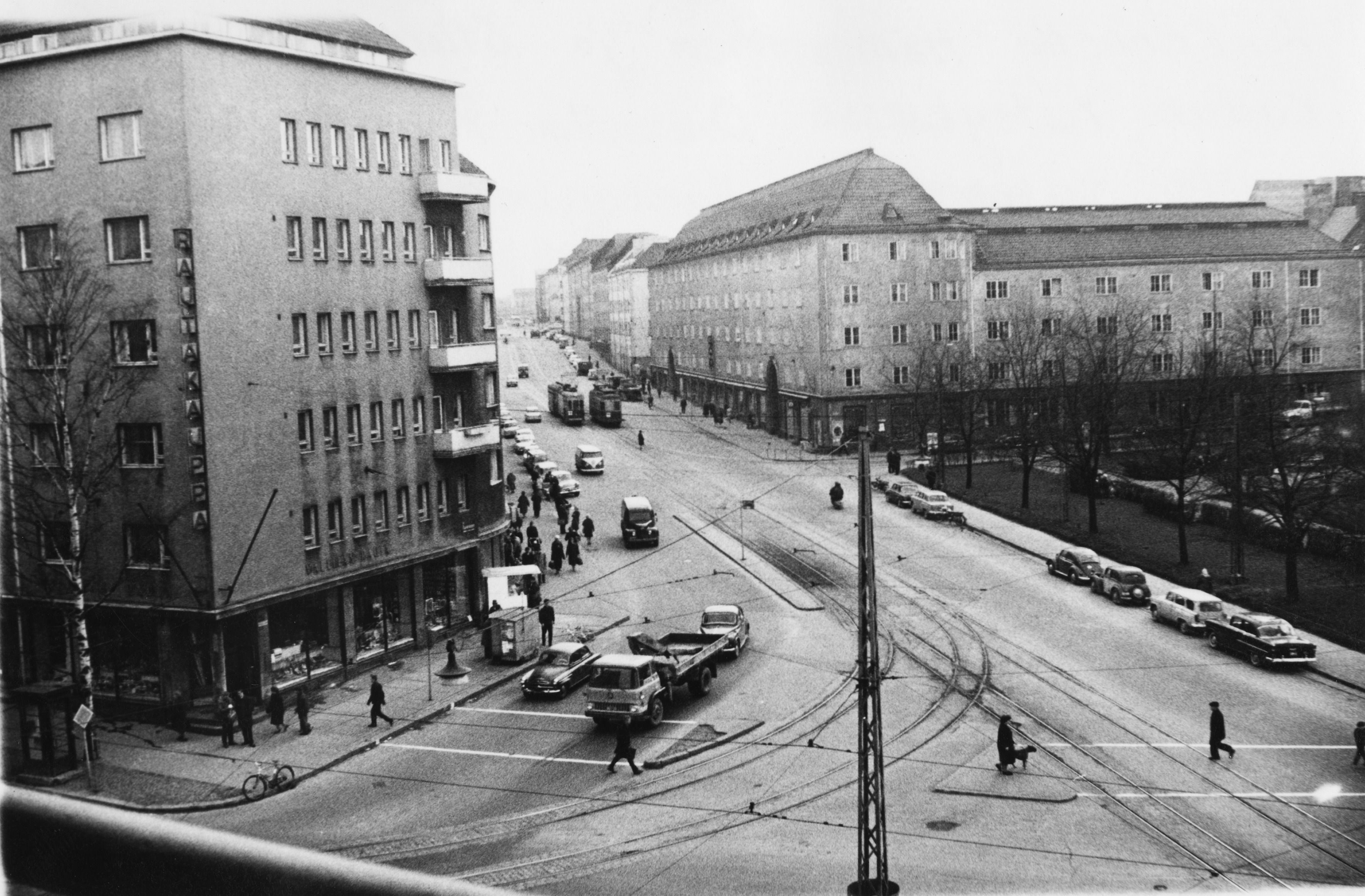 Liikennettä Hämeentien ja Sturenkadun risteyksessä. Oikealla Paavalin puisto, vasemmalla Hämeentie 94.