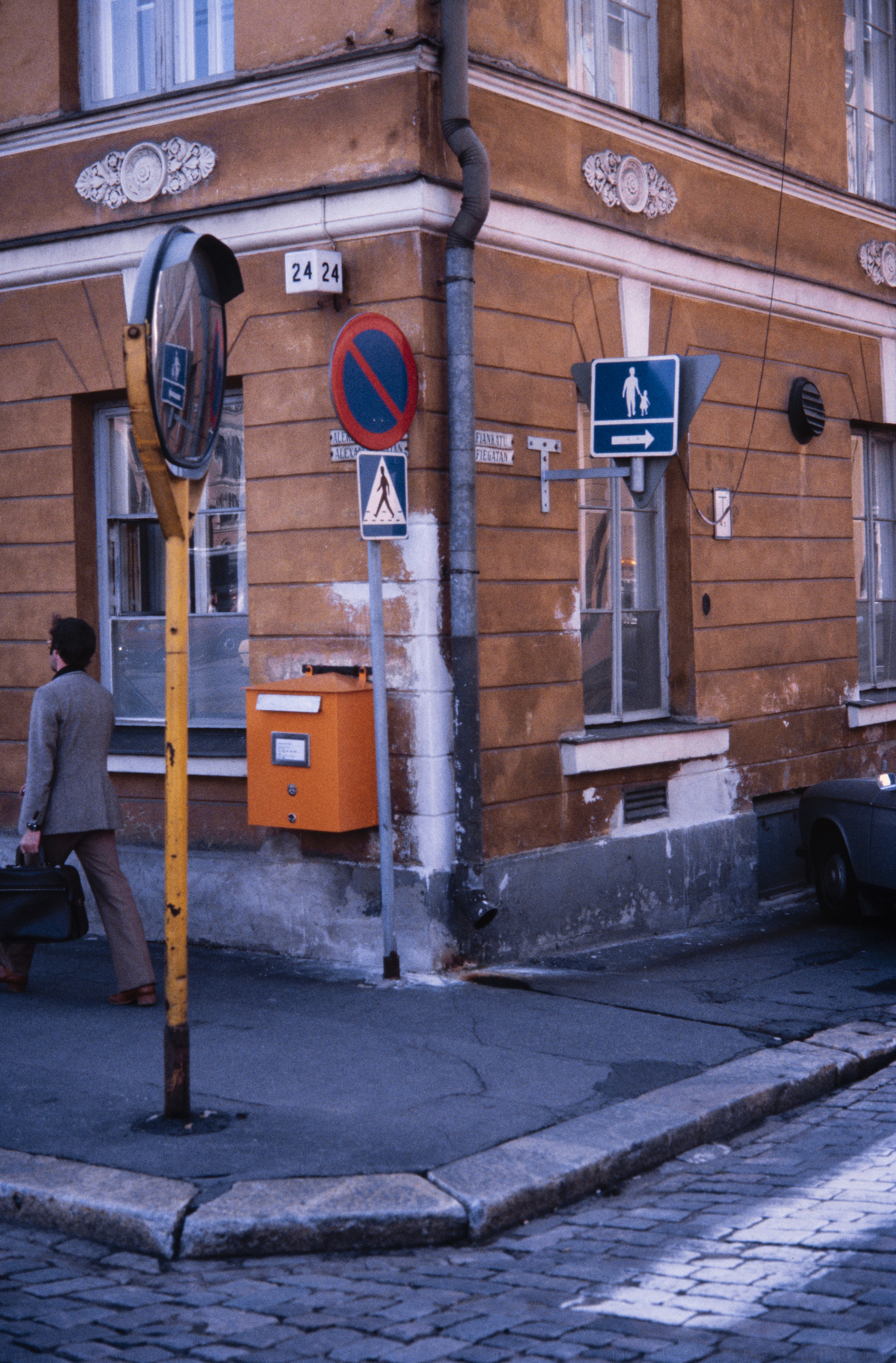 Aleksanterinkatu 20-24 - Sofiankatu 3. Esimerkki 1970-luvun katukalusteista ajalta ennen julkista kaupunkitila koskevia selkeitä määräyksiä.