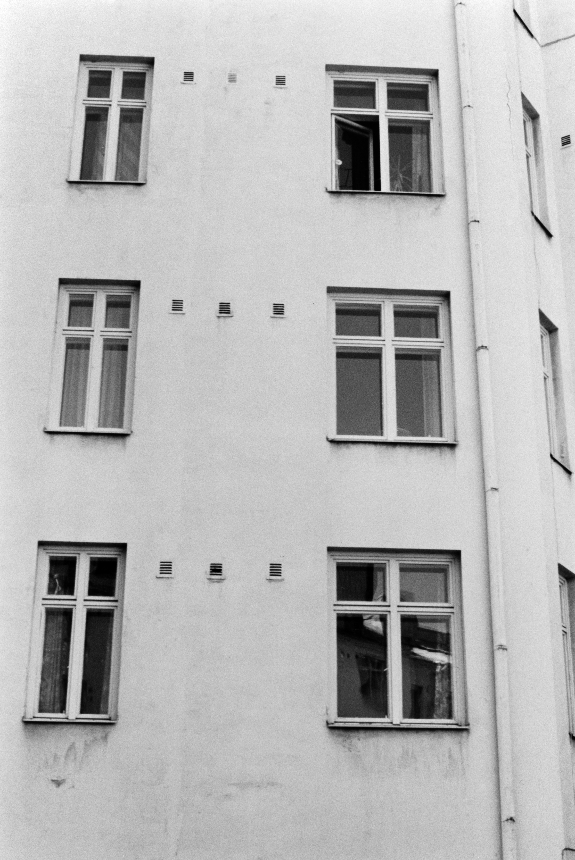 Castreninkatu 28. Hely Rautiaisen entinen koti oli asunto, jonka ikkuna on auki, Castreninkatu 28 C 60.