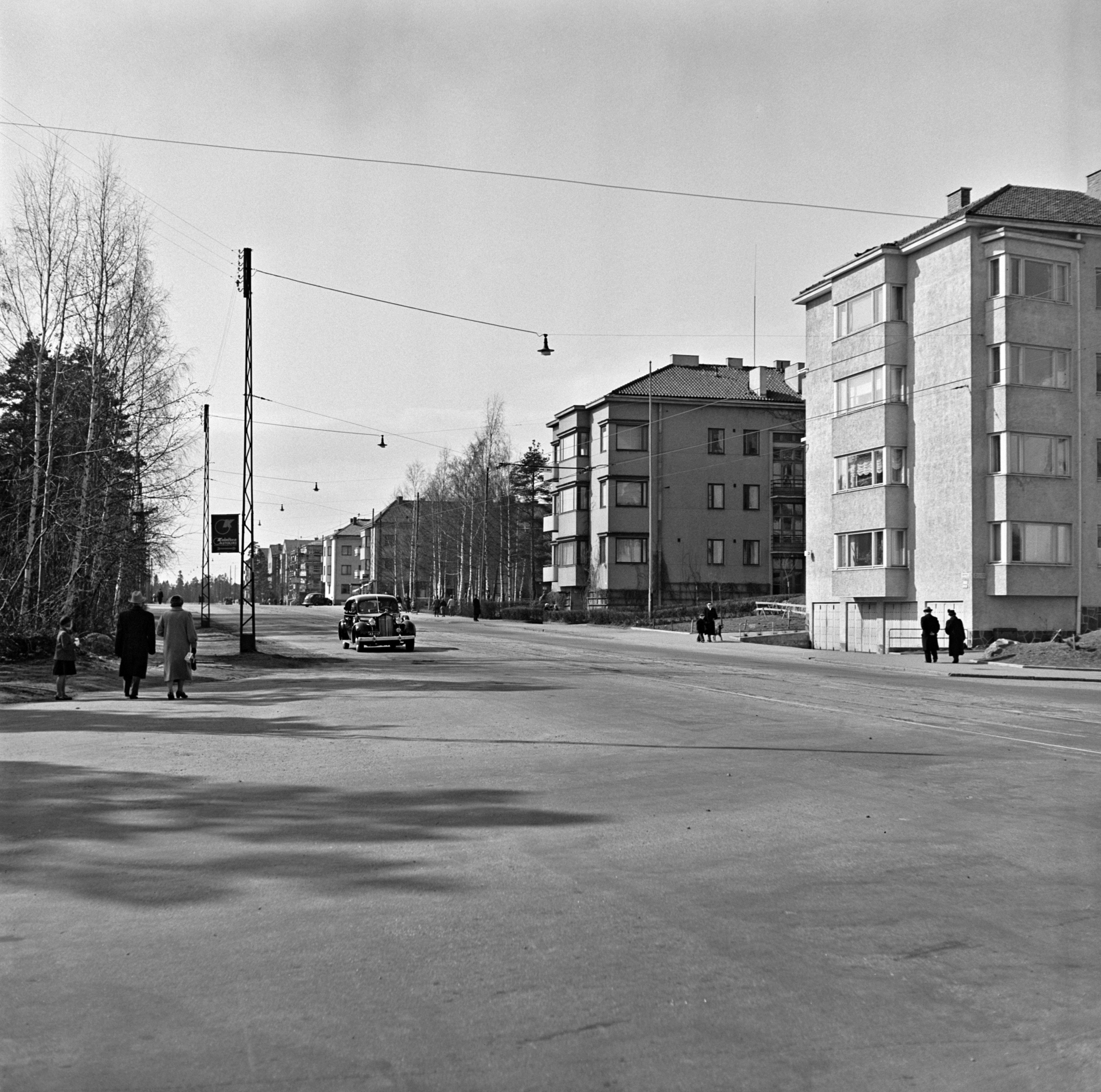 Tukholmankatu 3, 5, 11, 13. Talojen välissä Tukholman puisto.