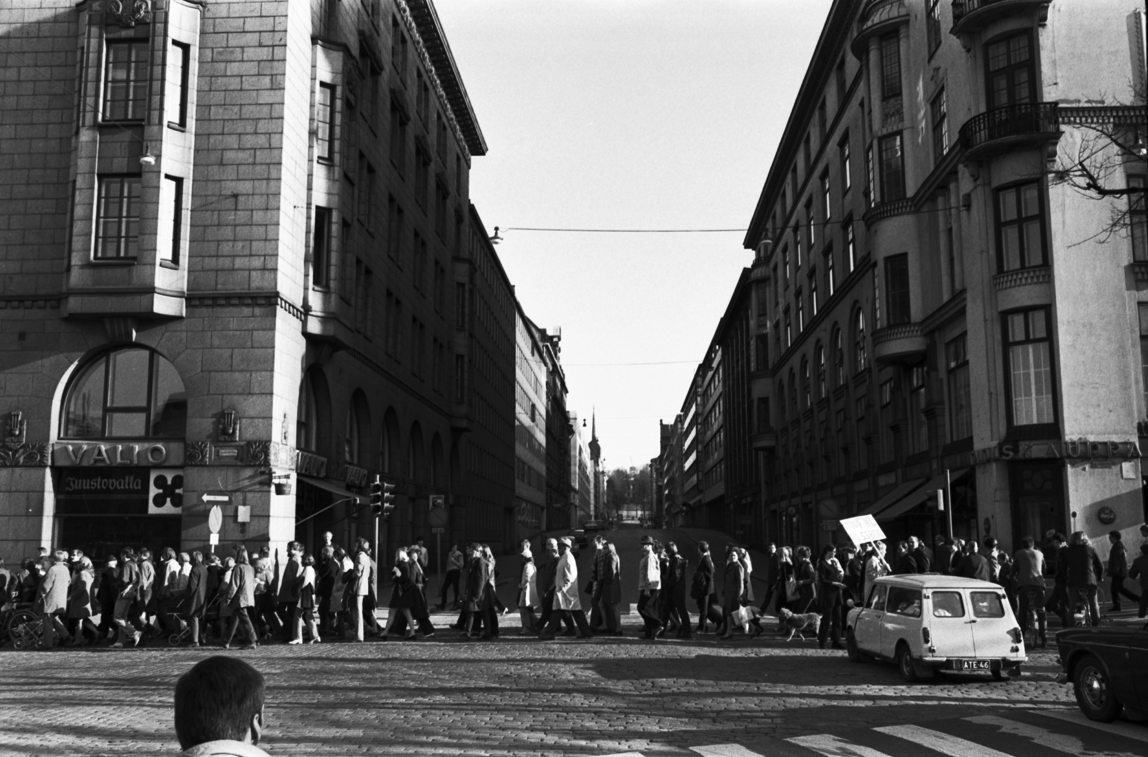 Southern Planadi 2, 4. Demonstration against the Vietnam War on the Southern Planad in the corner of Union Street