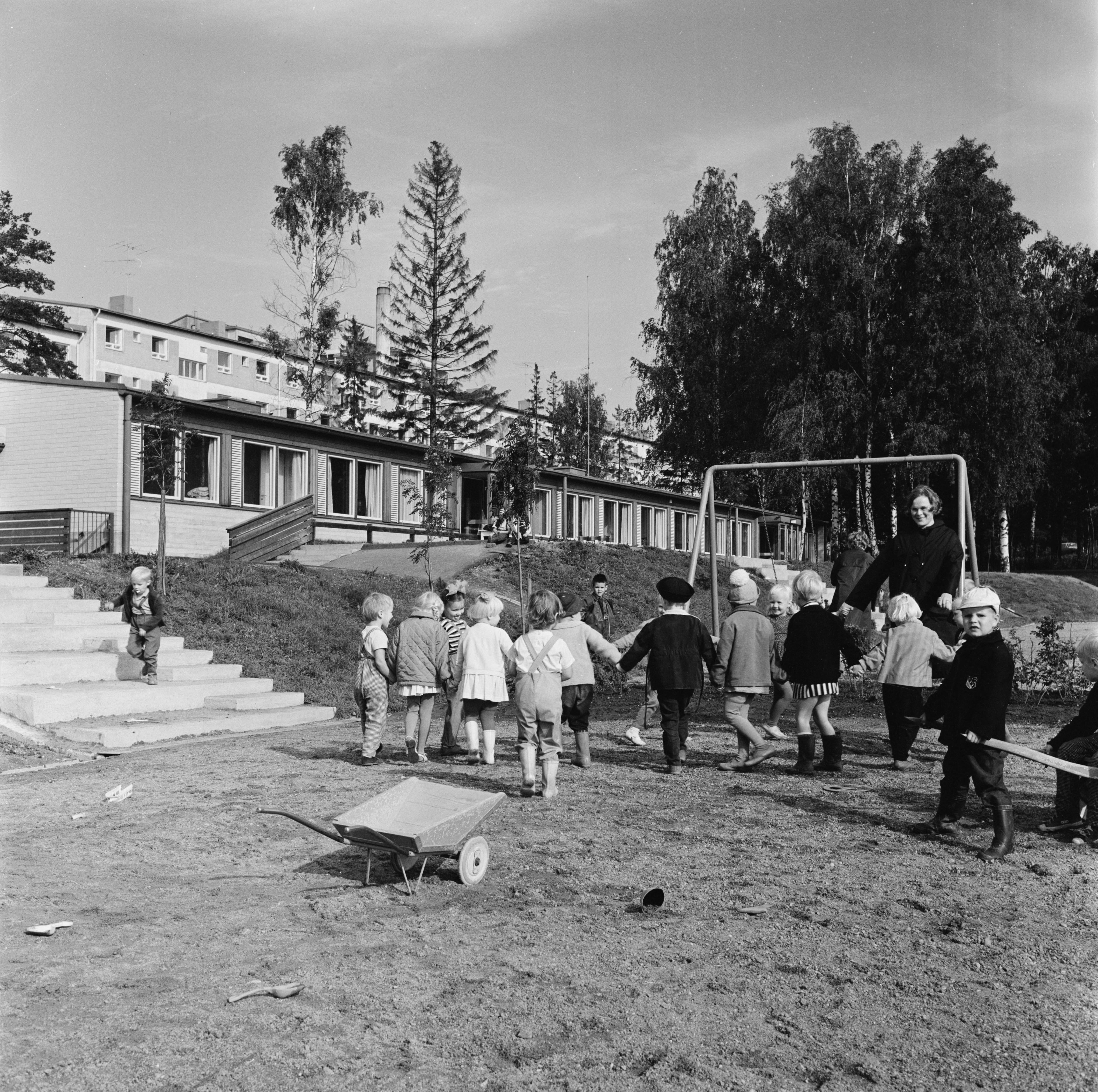 Siilitien lastentarha. Hillerikuja 1, Herttoniemi. Lapset leikkivät tarhan pihalla.