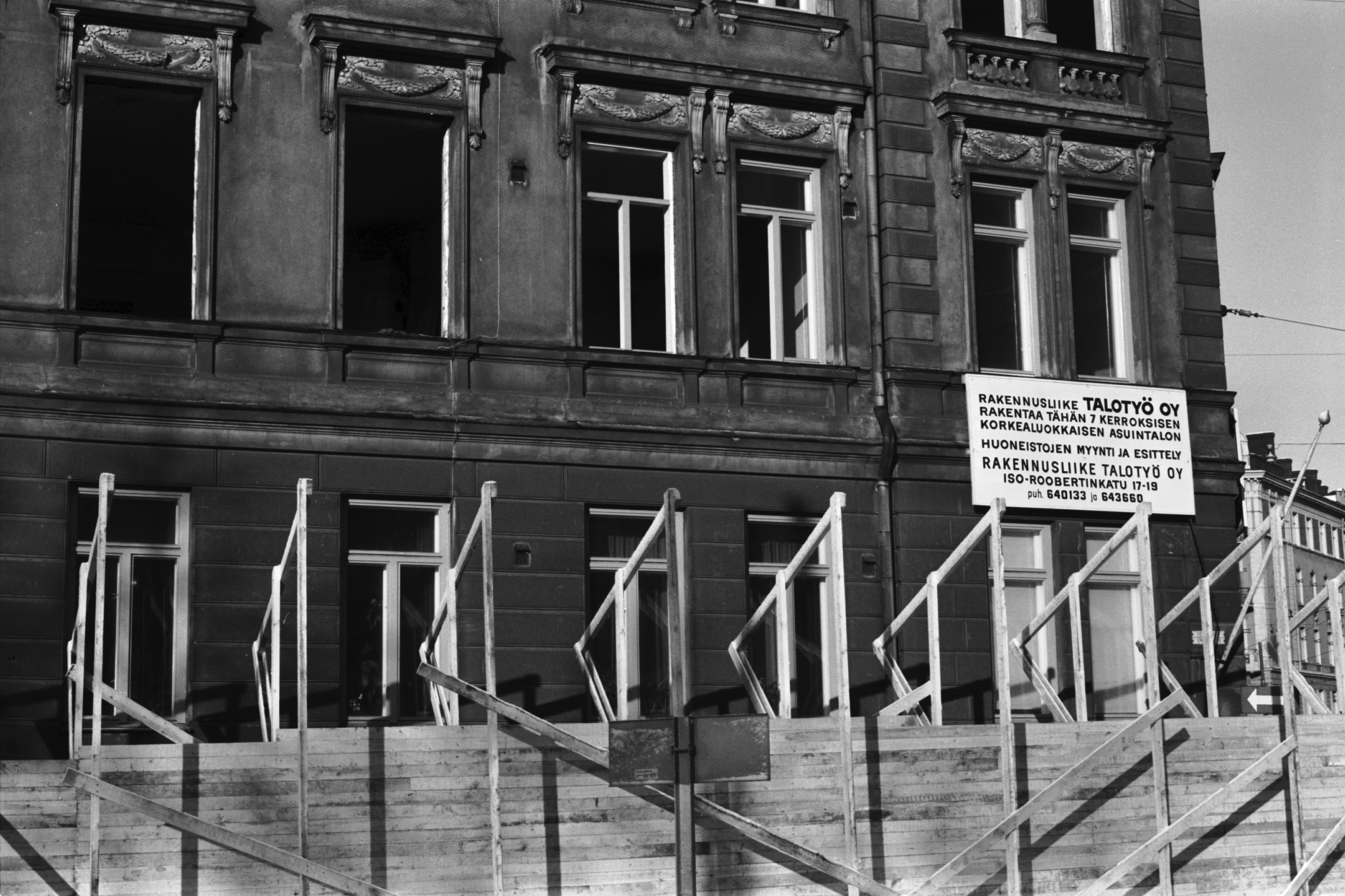 Purettava kerrostalo Sepänkadun ja Laivurinkadun kulmassa