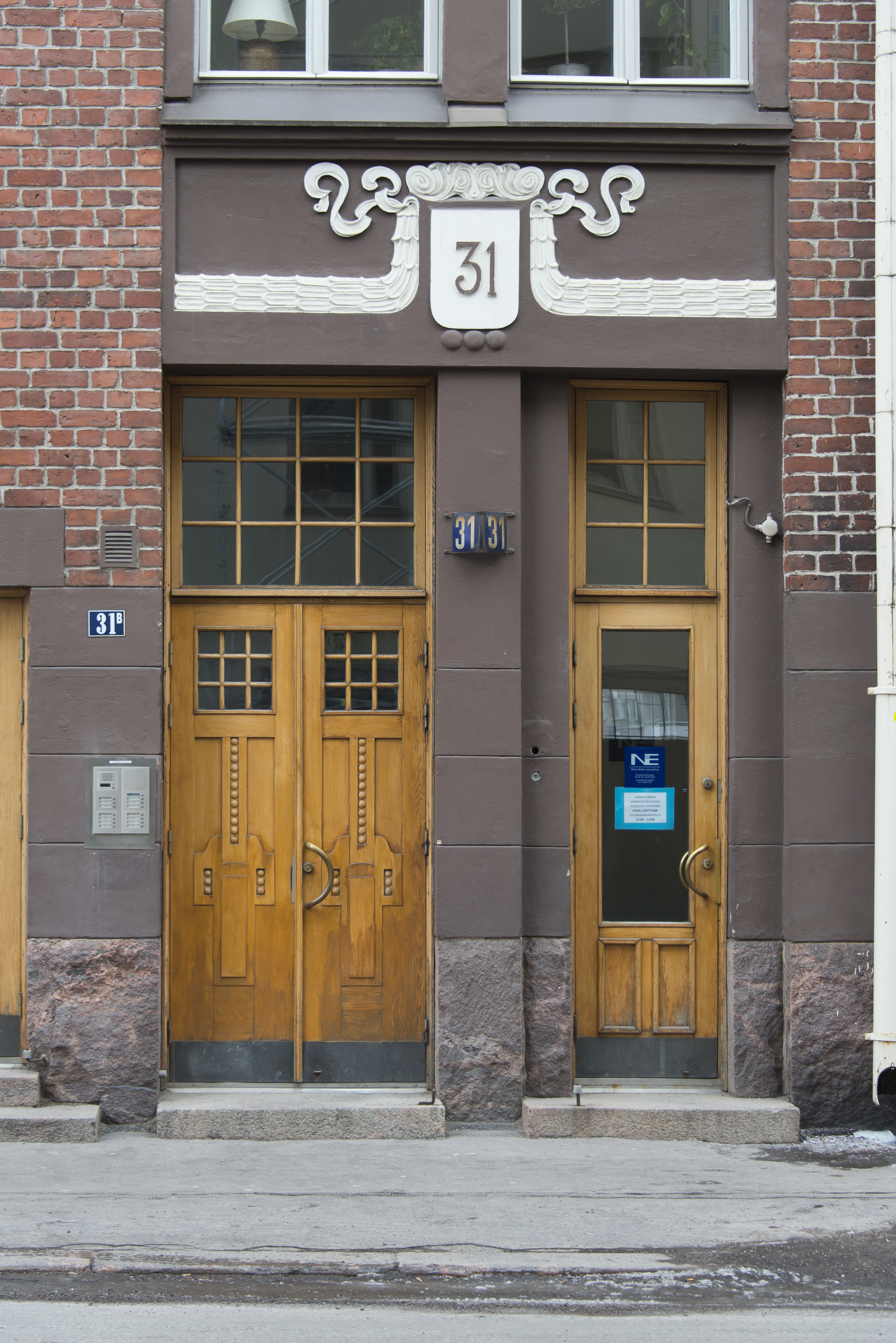 Lapinlahdenkatu 31. Selim A. Lindqvistin suunnittelema rakennus. Rakennusvuosi 1906. Sisäänkäynti.