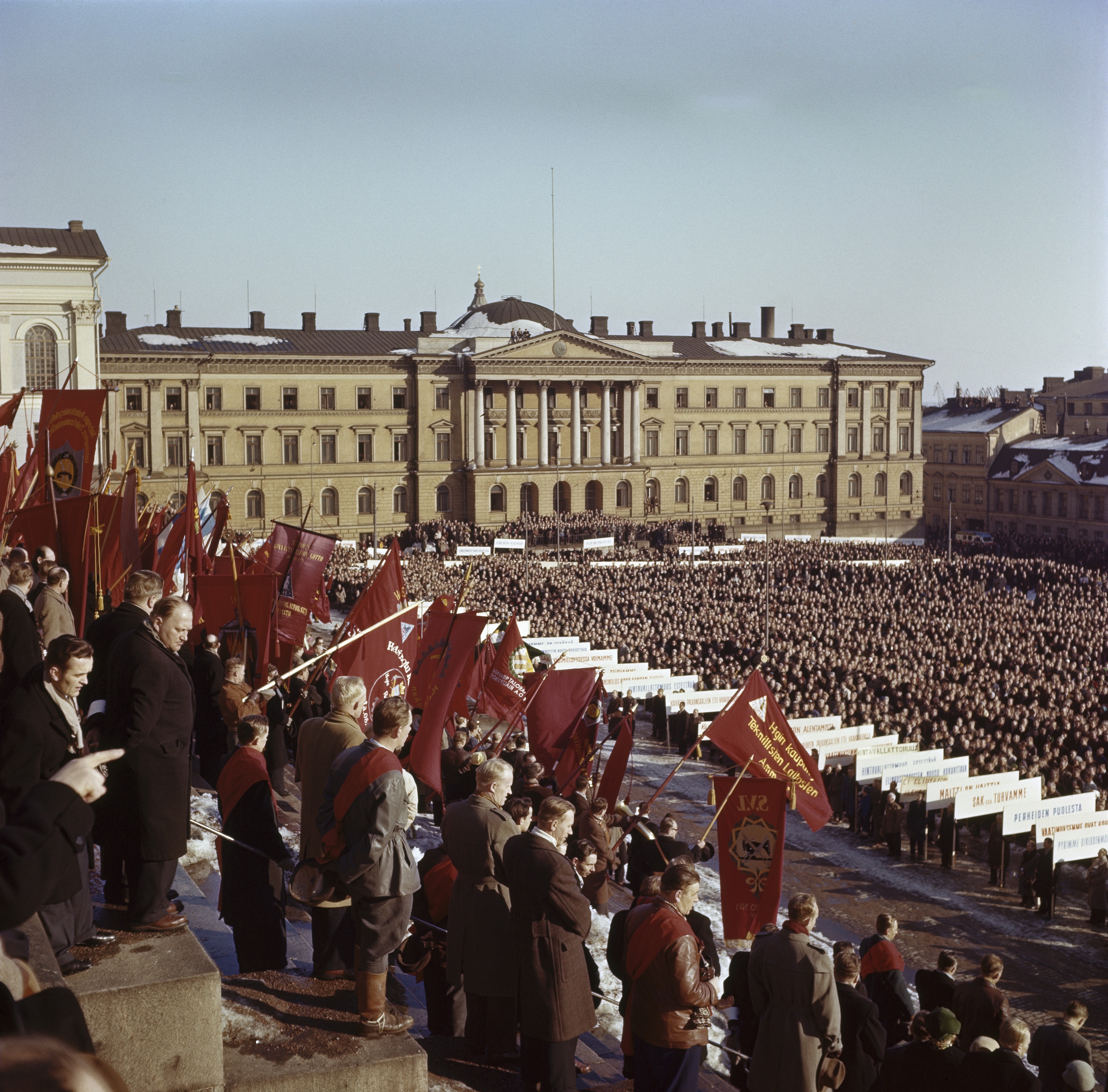 Mielenosoitus yleislakon aikaan Senaatintorilla maaliskuussa 1956. Taustalla Valtioneuvoston linna.