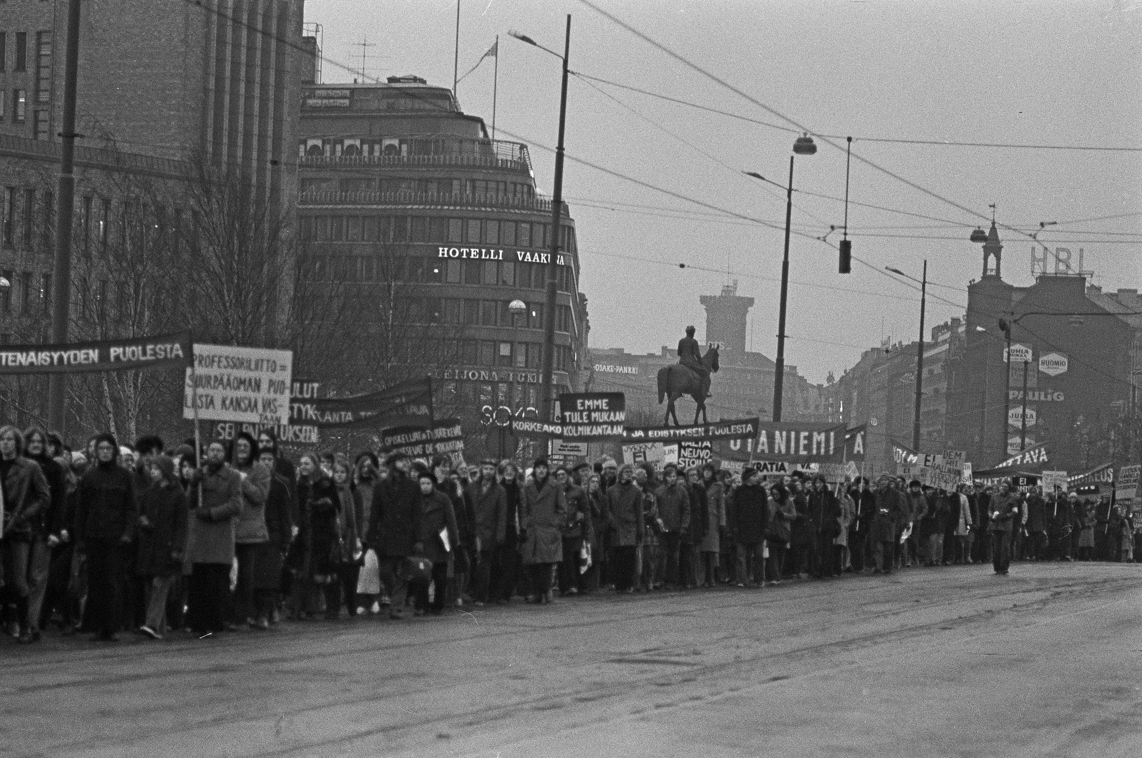 Mielenosoitus, jolla opiskelijaliike vaati yleistä ja yhtäläistä äänioikeutta (yyä) yliopistojen ja korkeakoulujen hallintoelinten valintaperusteeksi. Mielenosoittajien kulkue Mannerheimintiellä Mannerheiminaukion kohdalla.