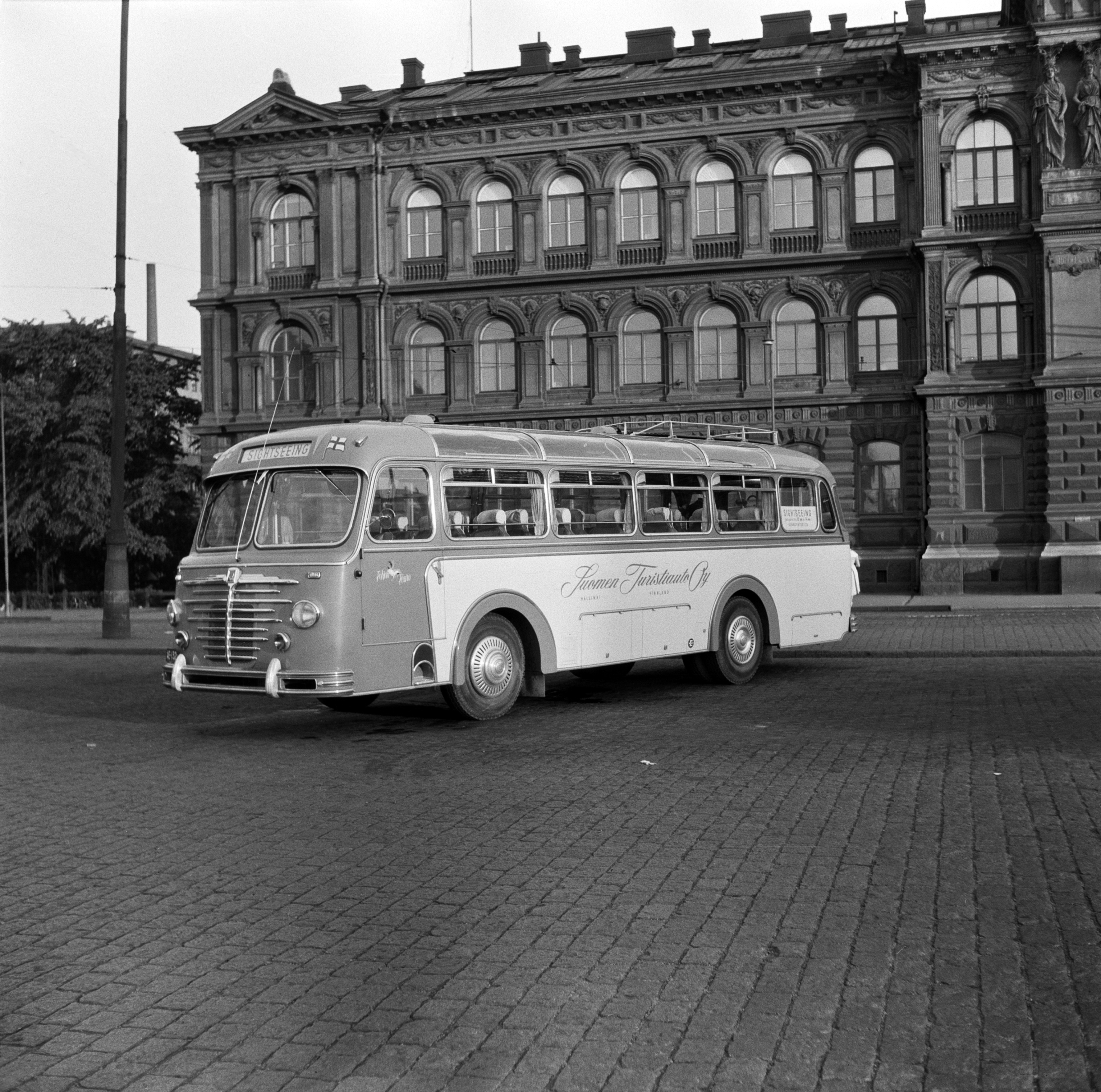 Suomen Turistiauto Oy:n linja-auto Ateneumin edessä.