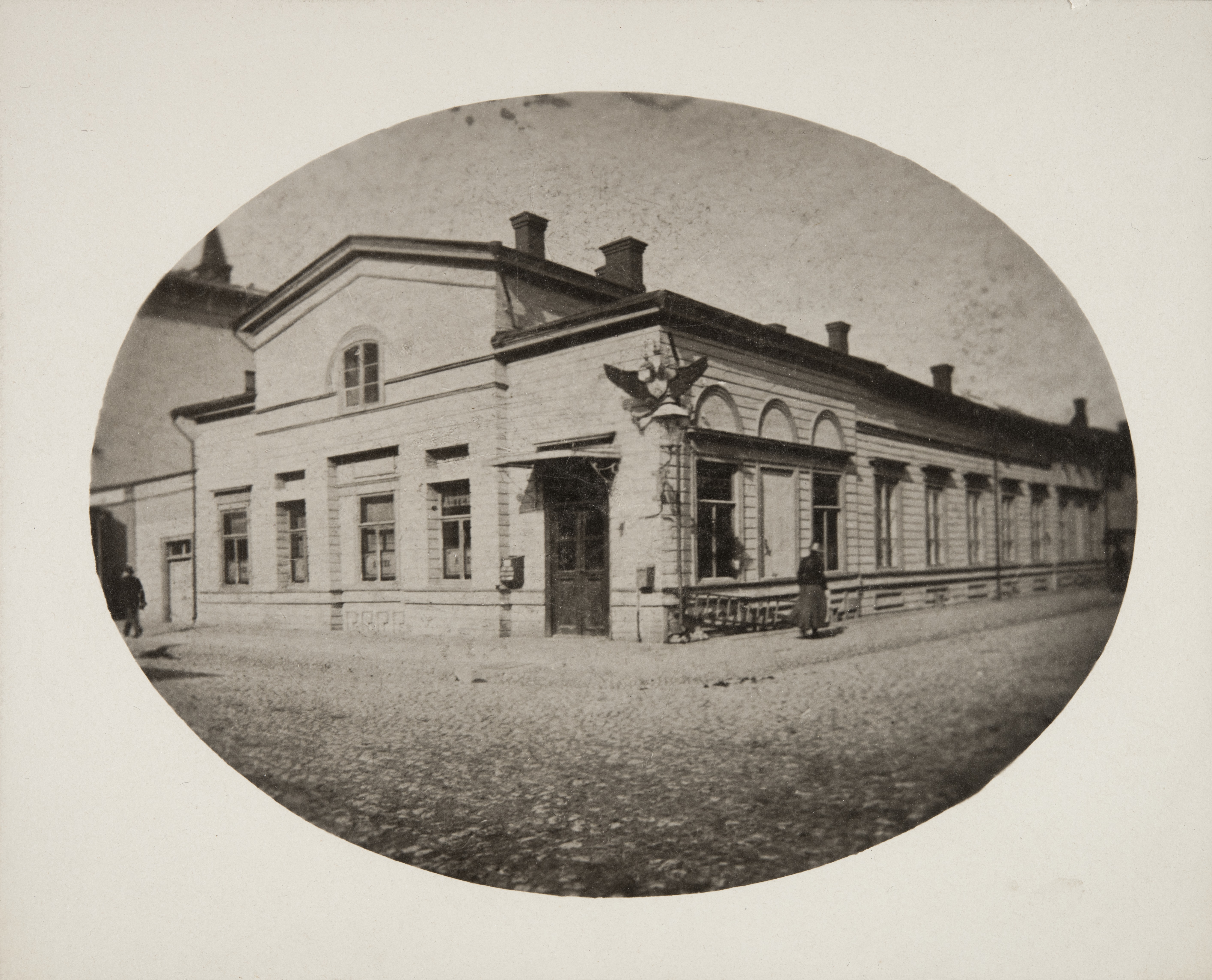 Puurakennus, Aleksanterinkatu 15. - Mikonkatu 6, Kluuvi. Nykyisin paikalla on Atlaksen liiketalo, arkkitehti Gustaf Nyström, talo valmistunut 1889.