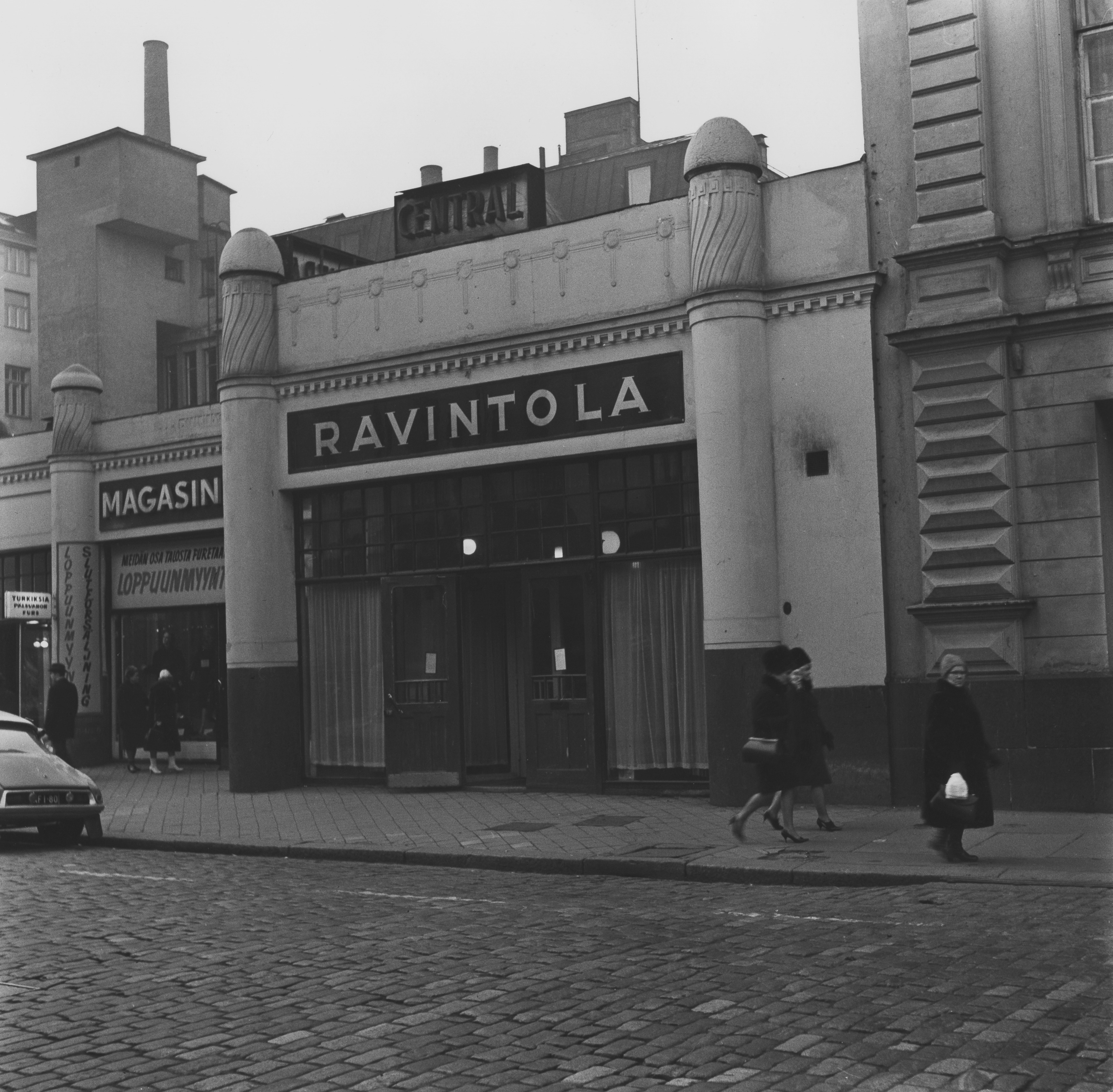 Ravintola Central. Keskuskatu 6. Arkkitehti Selim A. Lindqvist, n. 1910. Purettu 1965. Rakennuksessa myös mm. pukimo Oy Magasin Central Ab.