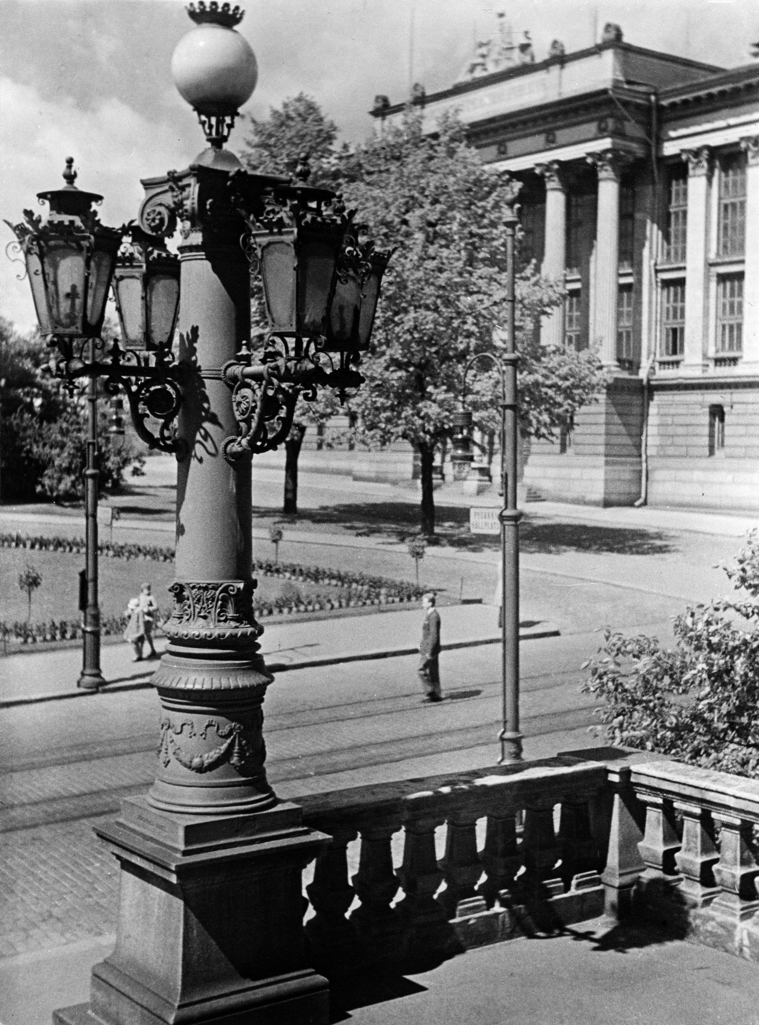 Säätytalon lyhtypylväs Snellmaninkatu 9, 11. Takana Valtionarkisto (= Kansallisarkisto) Rauhankatu 17 - Snellmaninkatu 8.