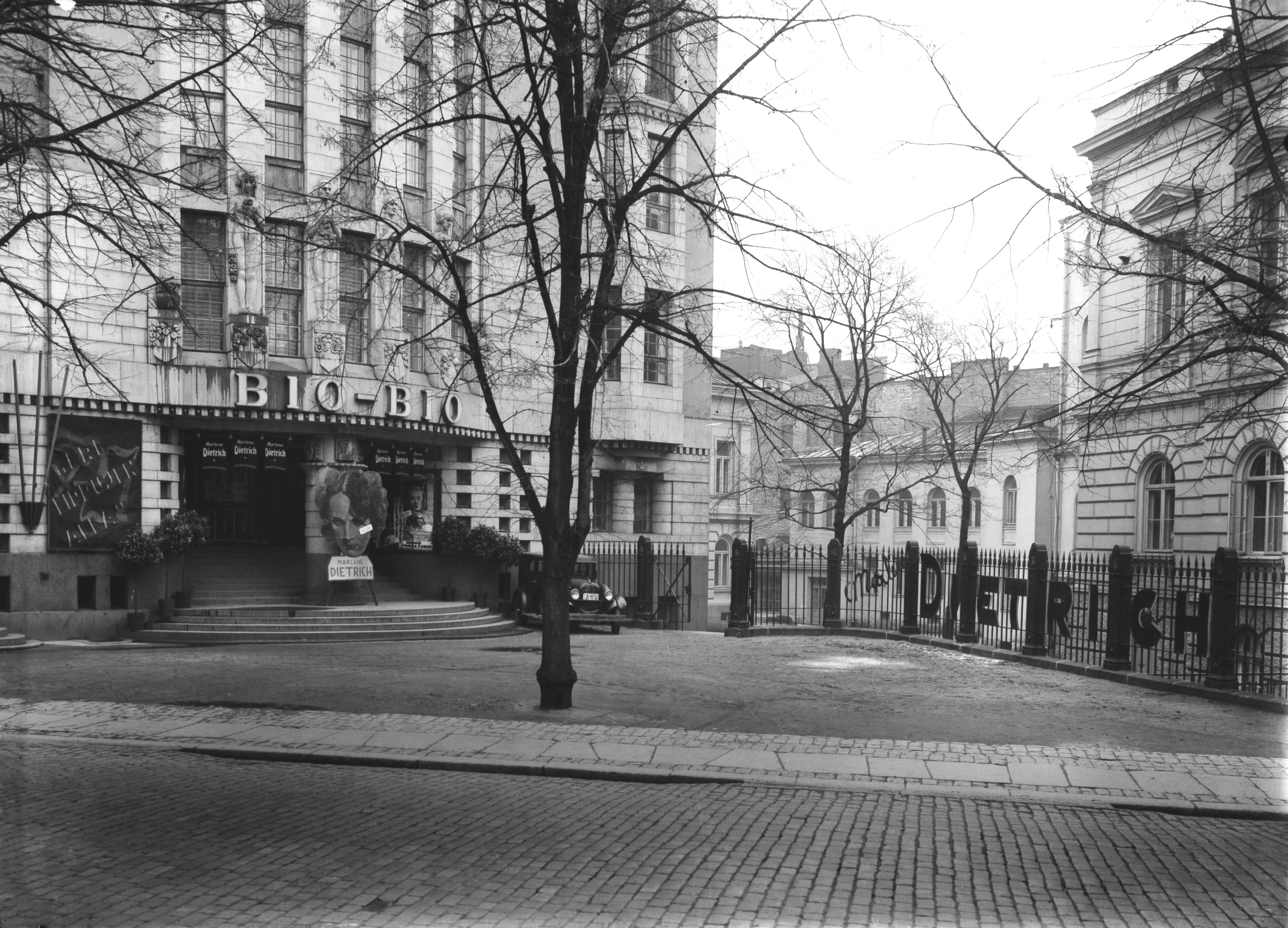 Itäinen Heikinkatu (= Mannerheimintie 5). Elokuvateatteri Bio Bio. Uusi ylioppilastalo valmistui 1910, arkkitehti Armas Lindgren.