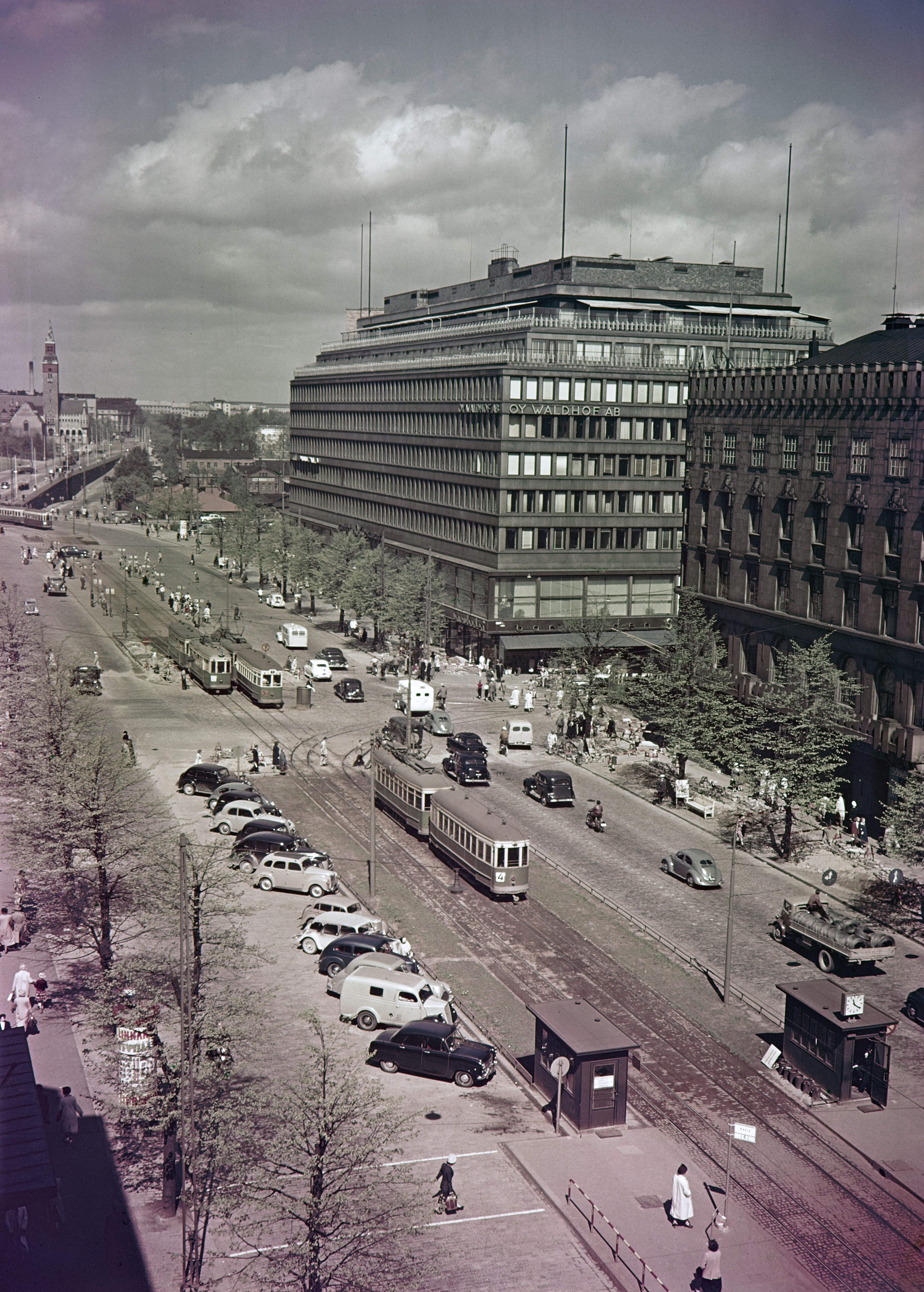 Mannerheimintie 7 ja 9, Sokoksen tavaratalo. Sokoksen tavaratalo avattiin 1952.