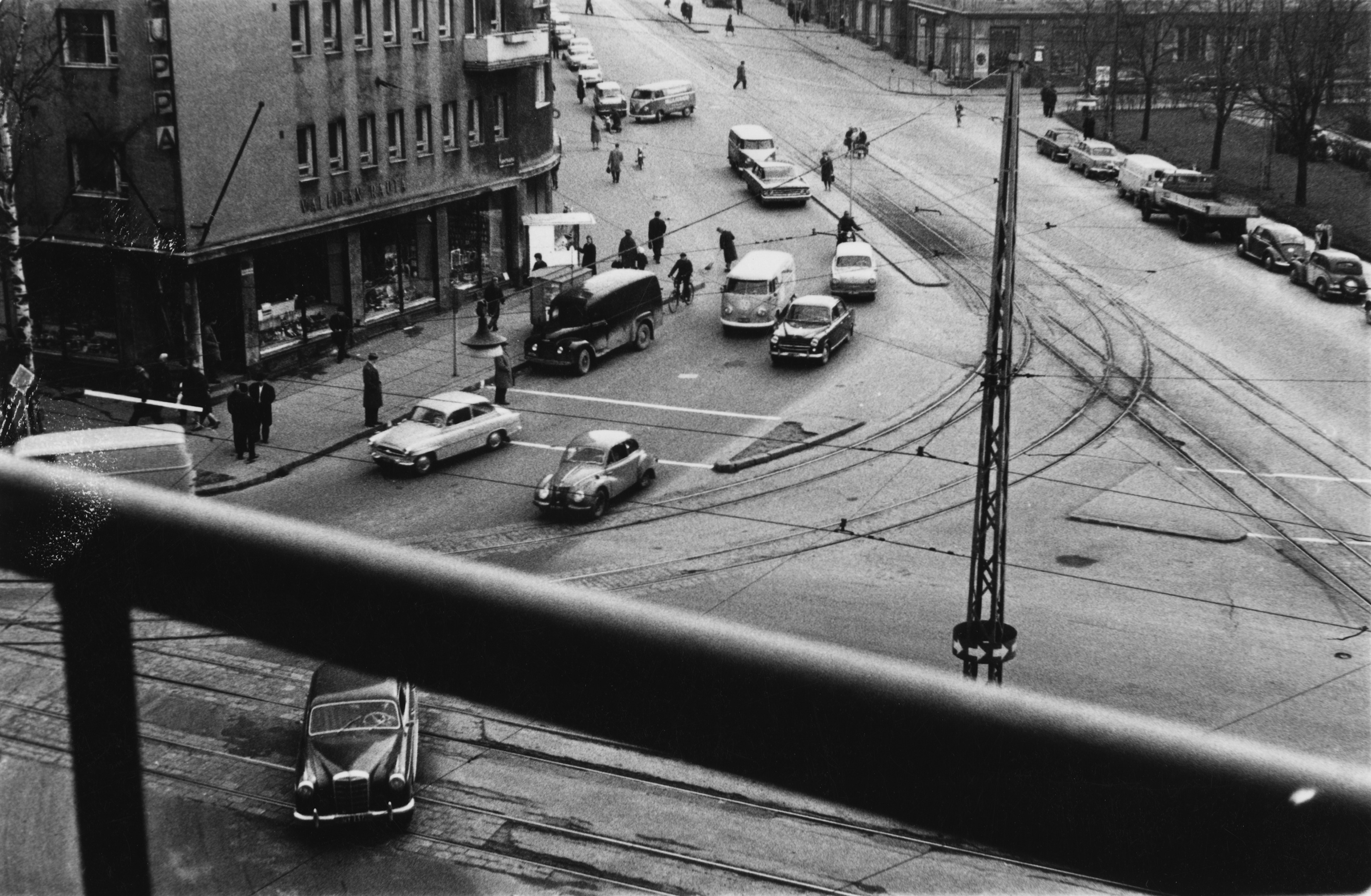 Liikennettä Hämeentien ja Sturenkadun risteyksessä.