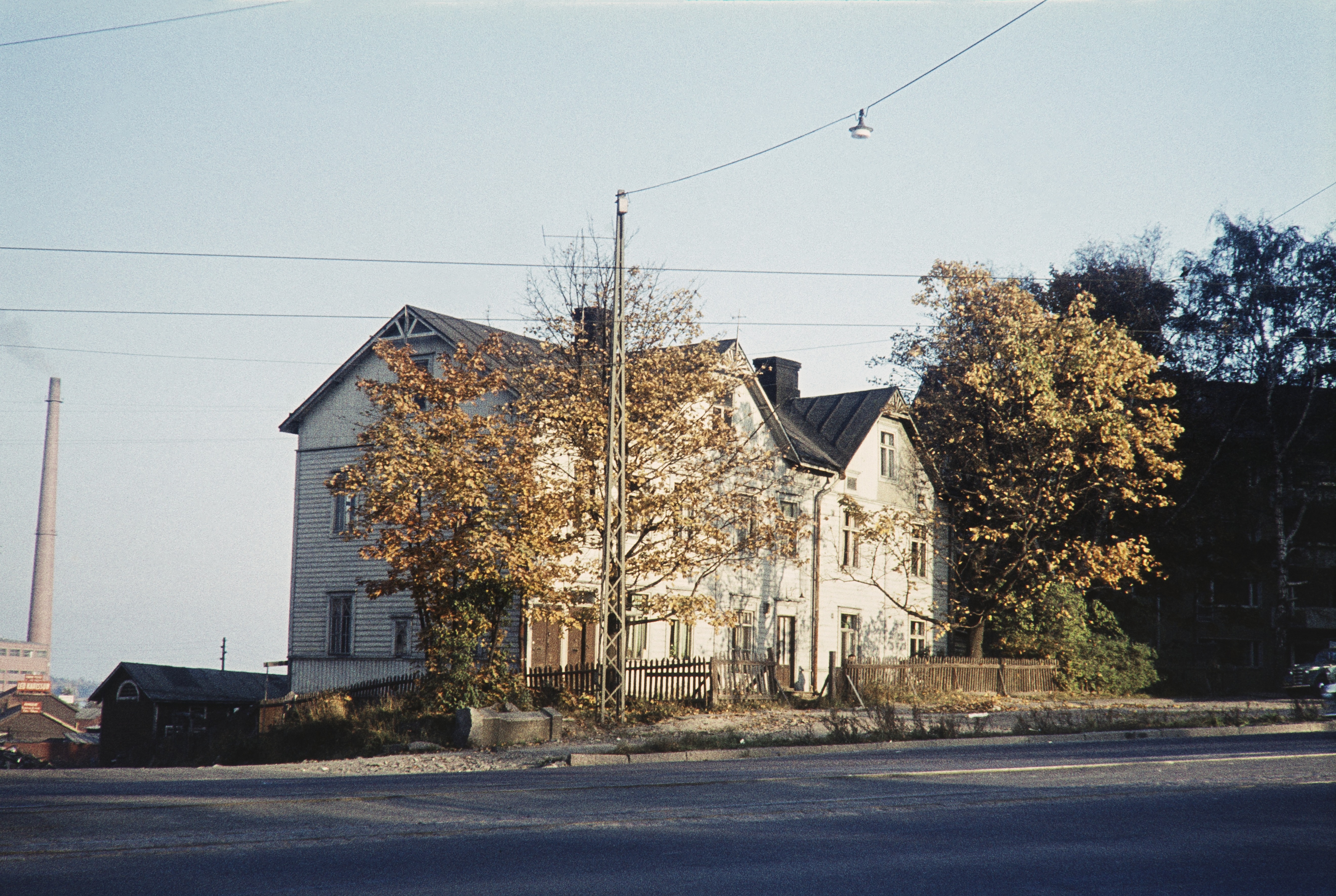 Asuinrakennus Hämeentien ja Haukilahdenkadun kulmassa, Hämeentie 101. Taustalla Kyläsaaren jätteenpolttolaitos