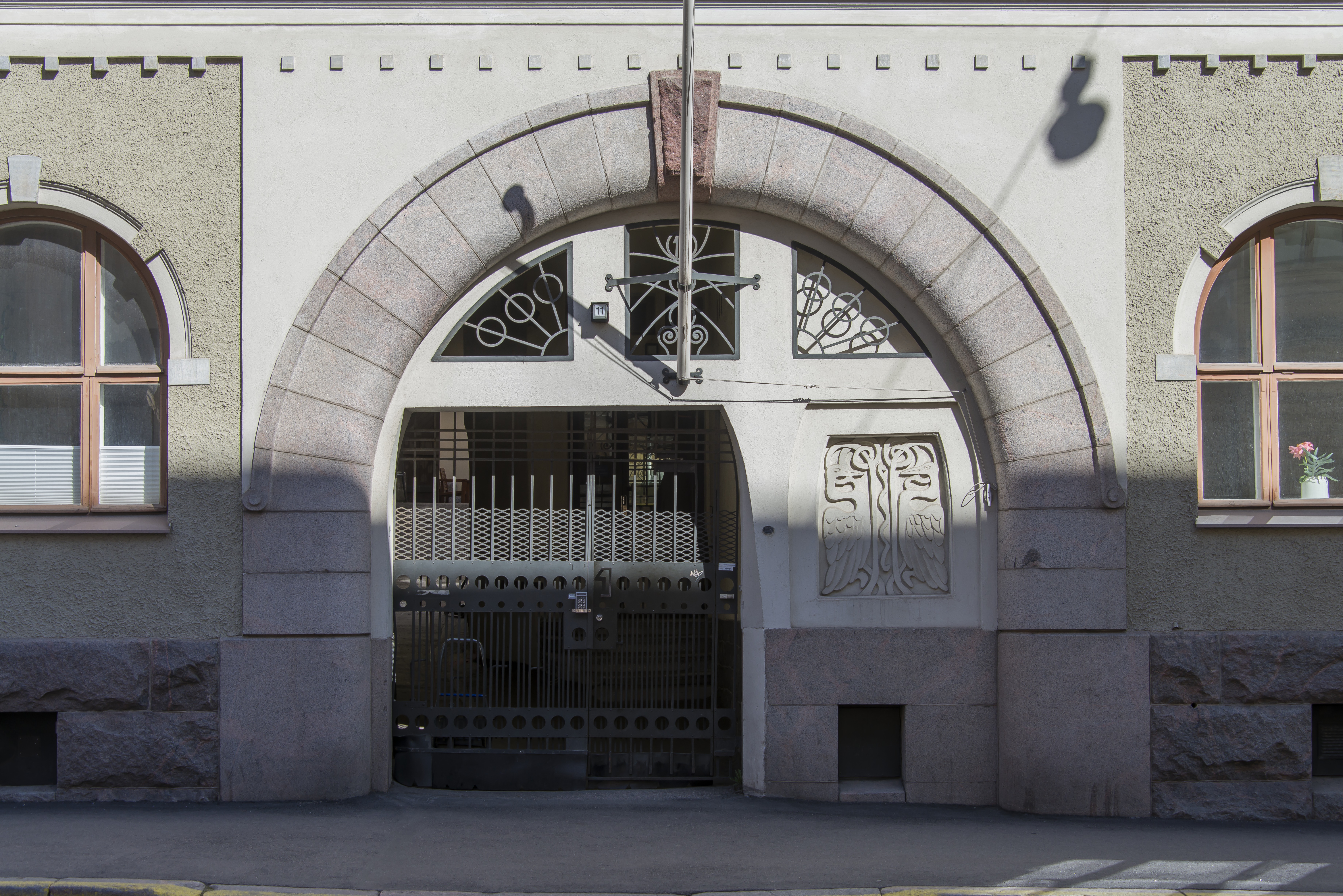 Liisankatu 11. G.W. Nybergin suunnittelema rakennus. Rakennusvuosi 1906. Yksityiskohta - sisäänkäynti.