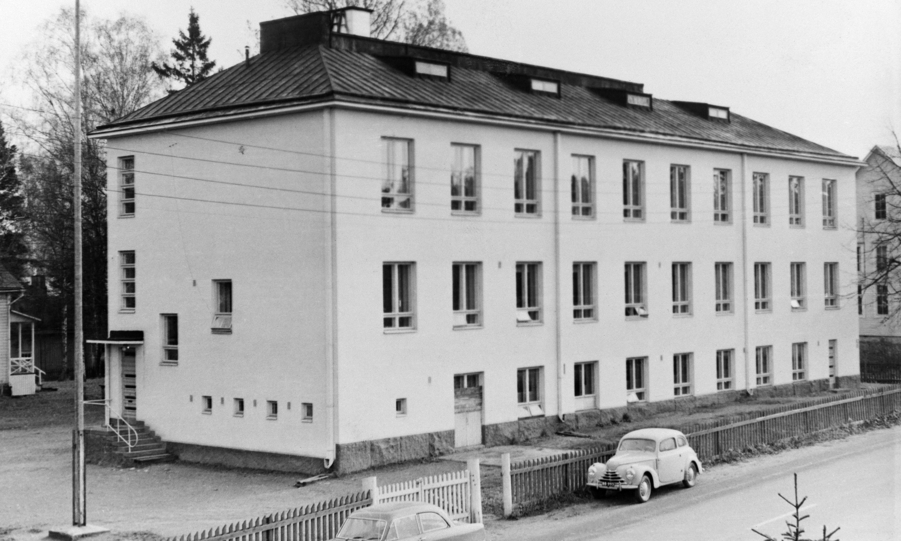 V. 1937 valmistunut Malmin pohjoinen kansakoulu ja jatkokoulu kuvattuna Kirkonkyläntien puolelta. Arkkitehti Jalmari Peltonen.