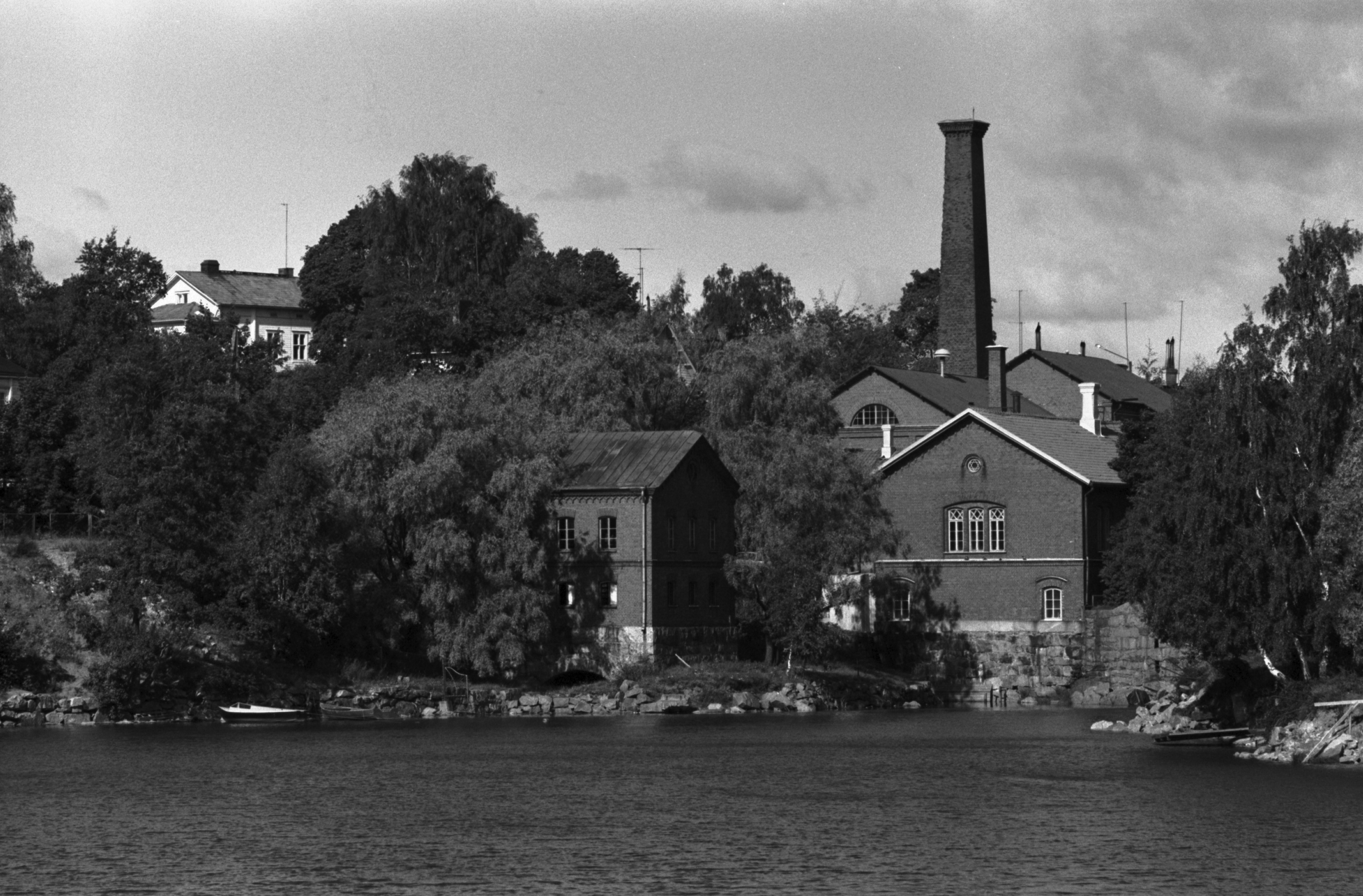 Näkymä Pornaistenniemestä Vanhankaupunginkosken suuntaan. Vanhan vesivoimalan rakennuksia kosken länsirannalla.