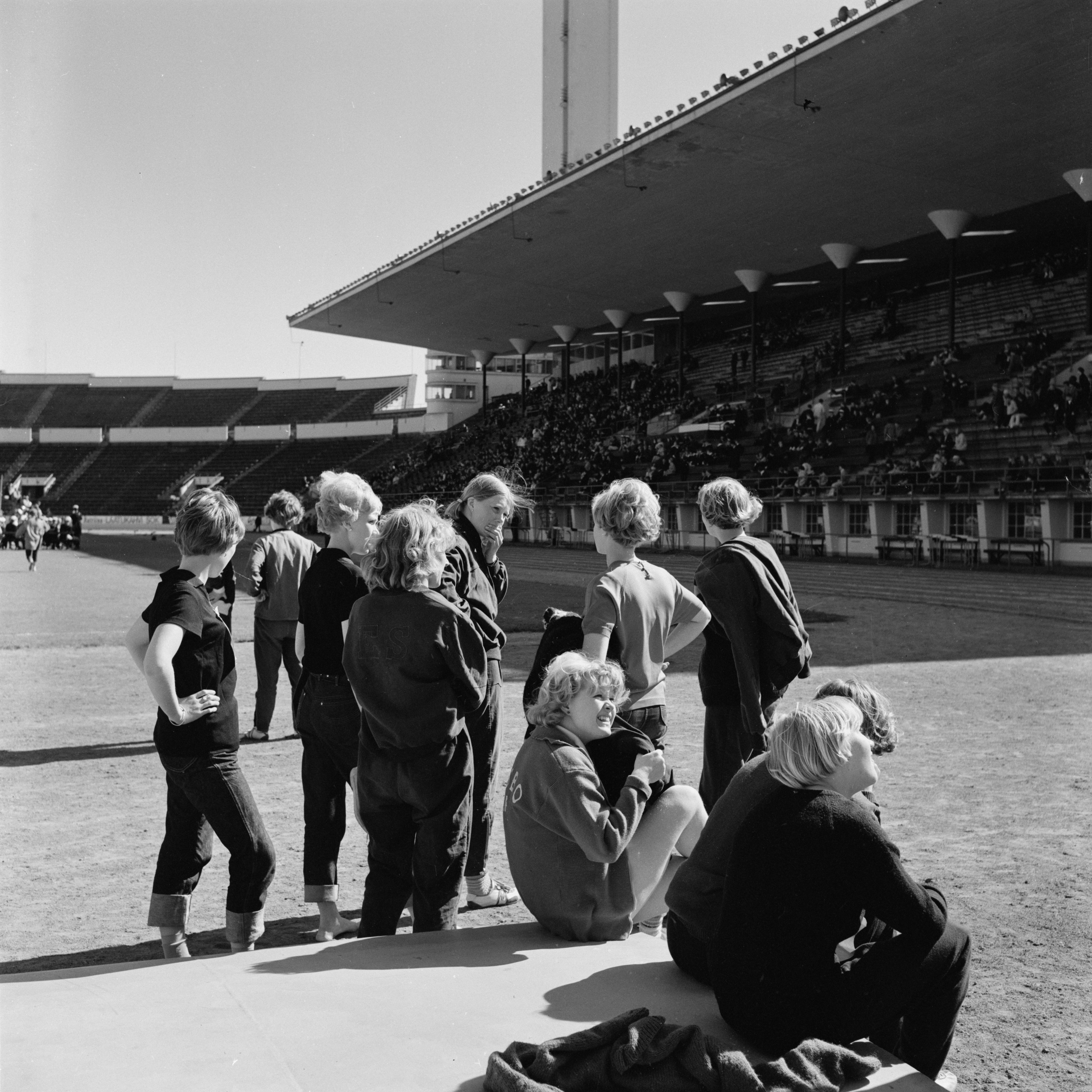 Koululaisten viestinjuoksukilpailu Olympiastadionilla.