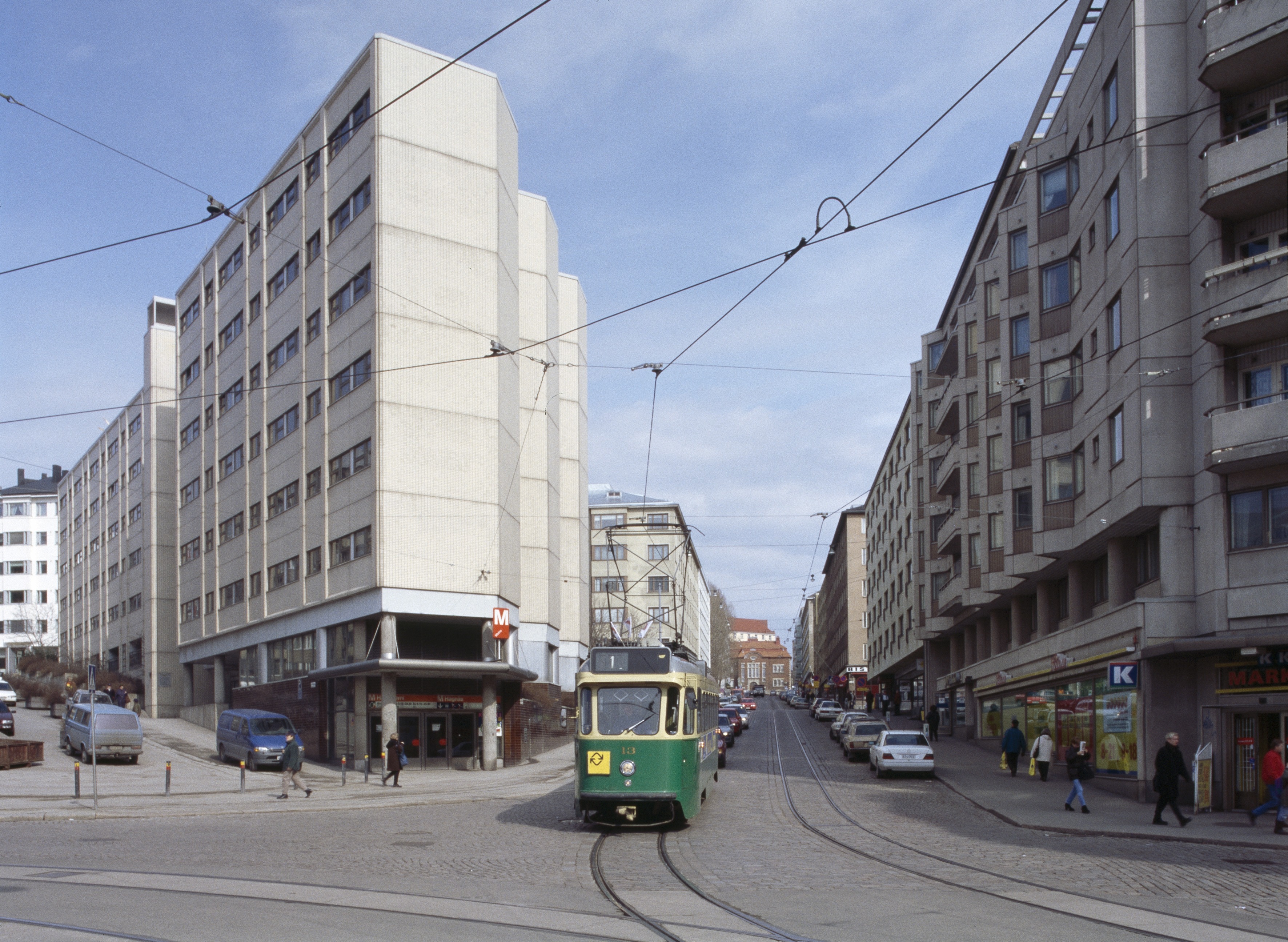 Siltasaarenkatu 13, Porthaninkatu 1,3,5,7,9,11. Vasemmalla Kallion Virastotalo (rak.1981).