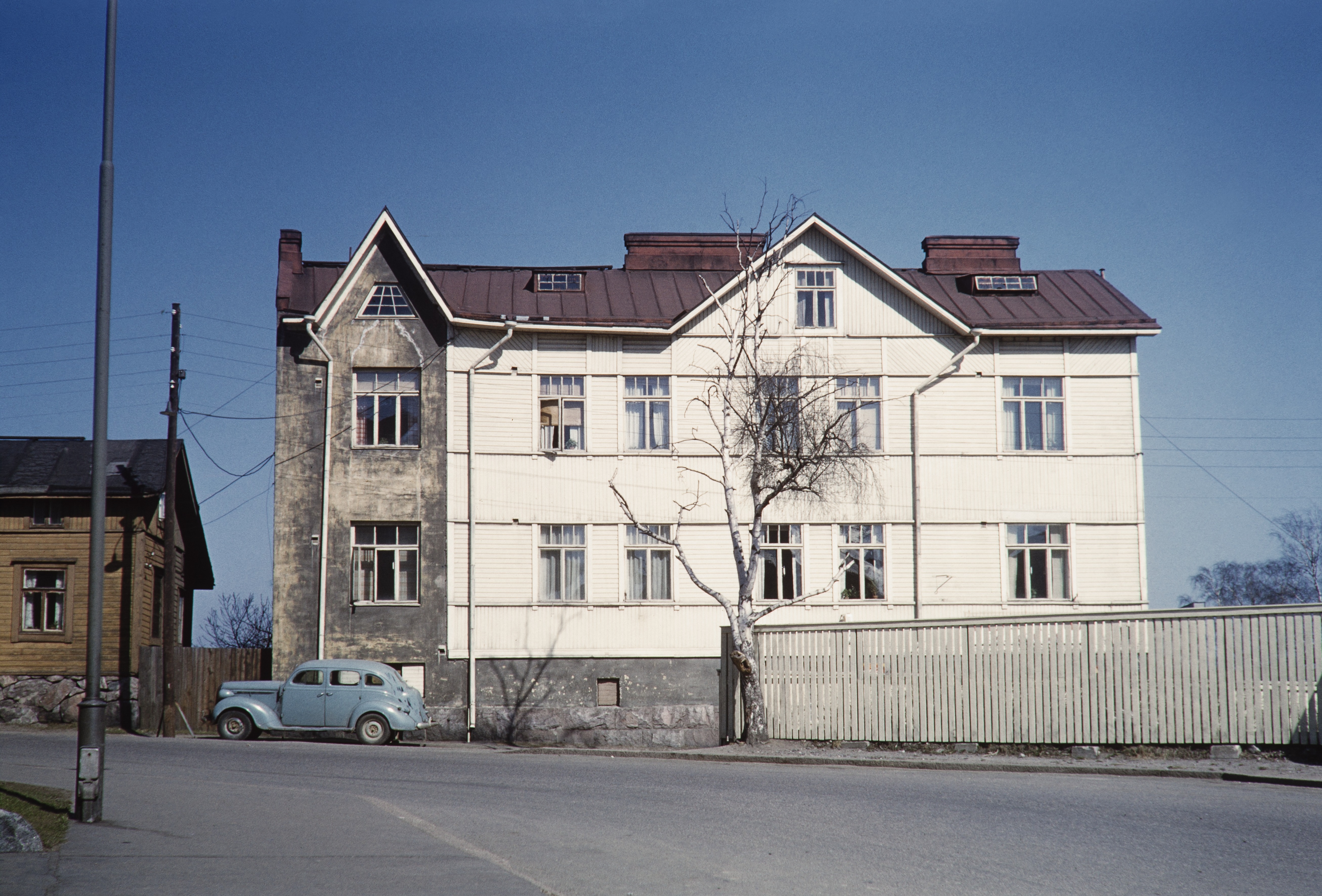 Orioninkatu 3 (nykyään Vellamonkatu 3a, Matilda Wreden kuja 2), Hermannin suojelukohteisiin kuuluva asuinrakennus lähellä Helsingin vankilaa. Vasemmalla oleva puurakennus on purettu Vellamonkadun uuden linjauksen tieltä.