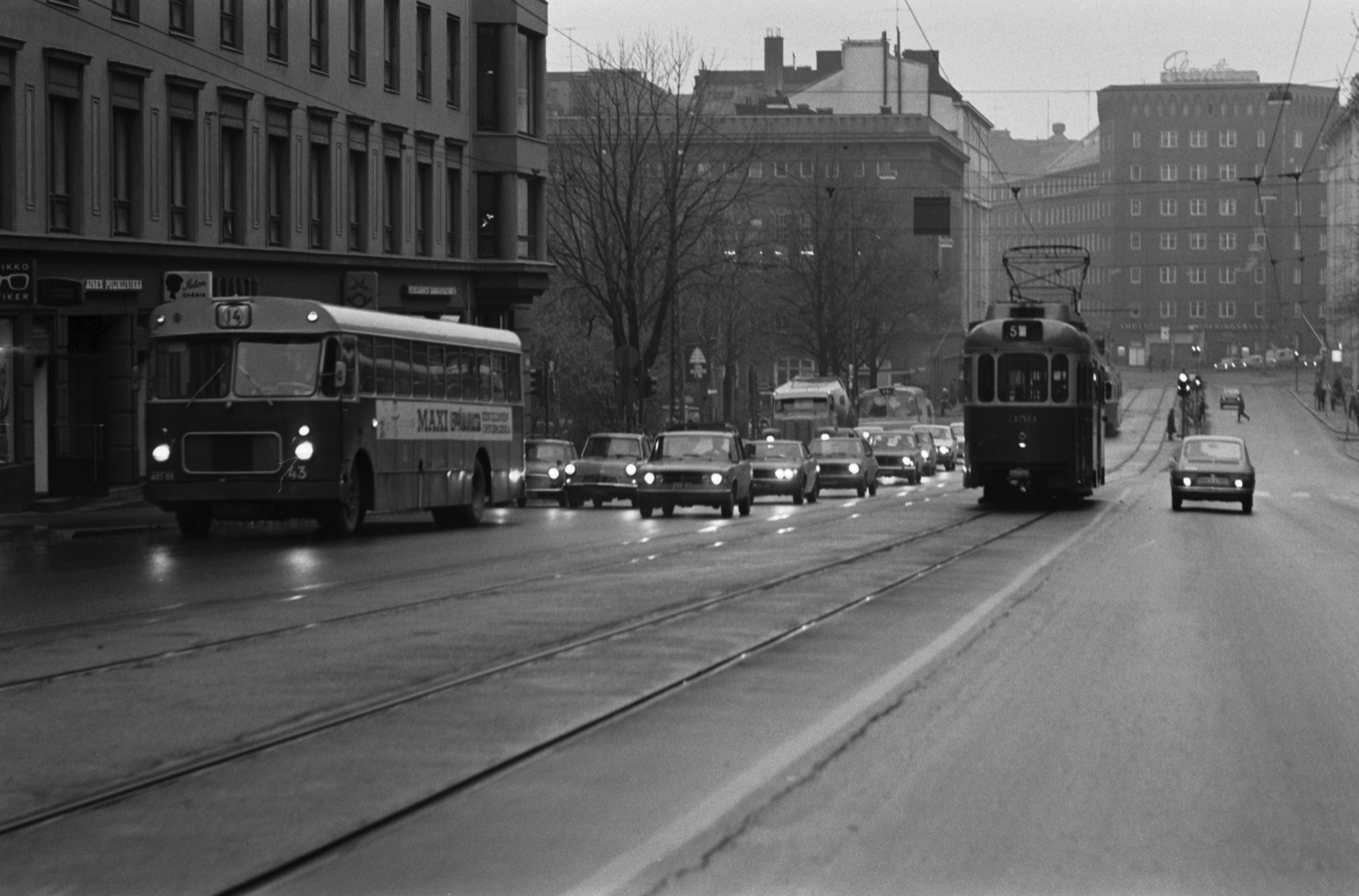 Runeberginkatu. Näkymä Runeberginkadulta Pohjoisen Hesperiankadun suunnalta etelään, Museokadulle päin. Vasemmalla bussi 14, keskellä autojono, oikealla raitiovaunu 5.