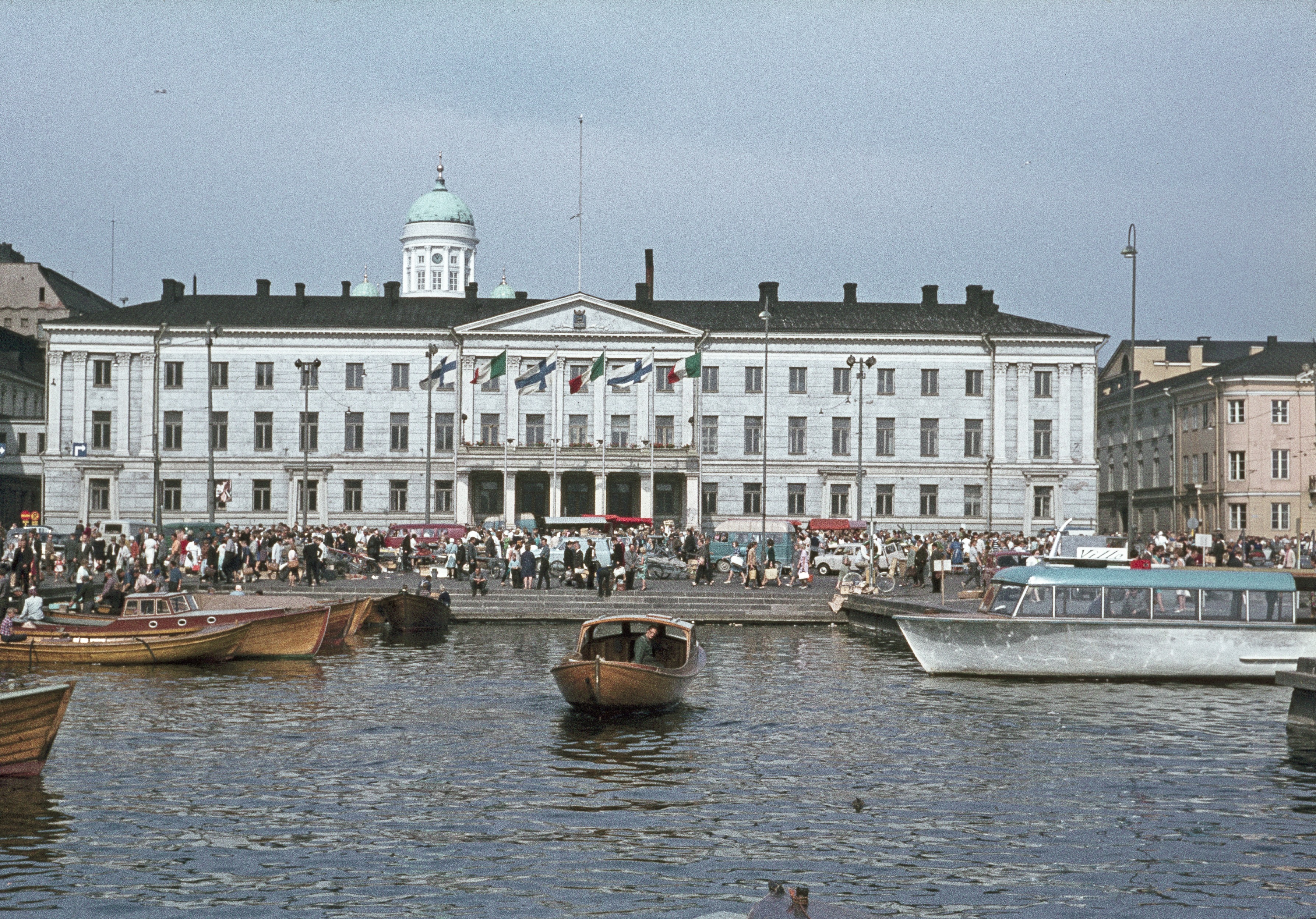 Veneitä Kolera-altaalla. Taustalla on Kauppatori ja kaupungintalo, Pohjoisesplanadi 13 -11.