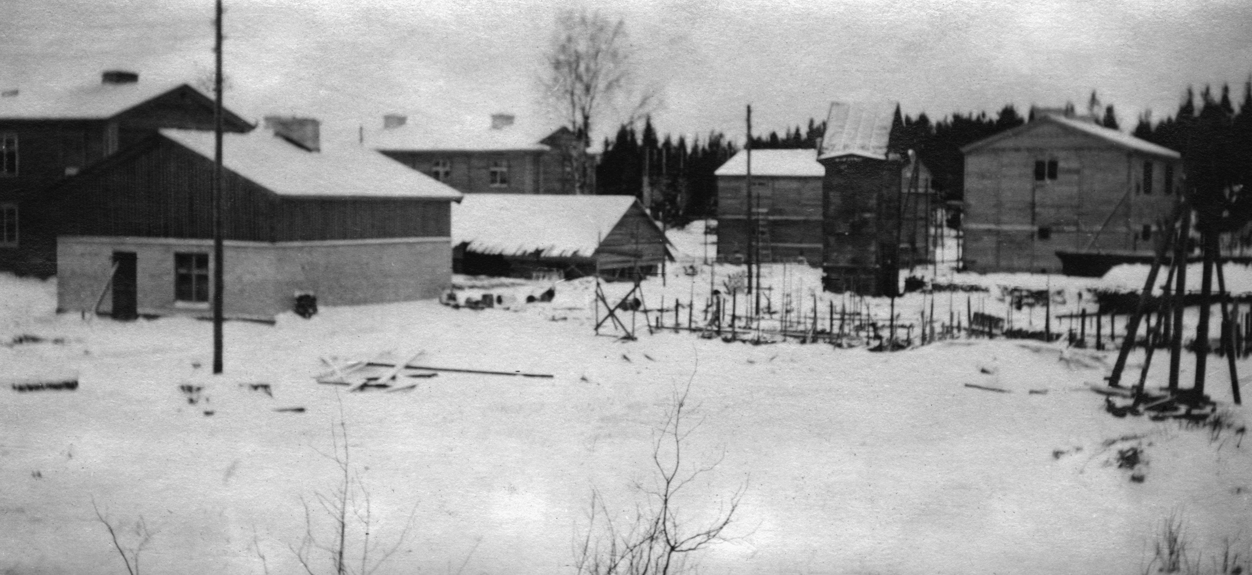 Talonrakennustöitä puu-Käpylässä.Vasemmalla Pohjolankatu 25, oikealla Pohjolankatu 22. Muuntajan takana Metsolantie 20.