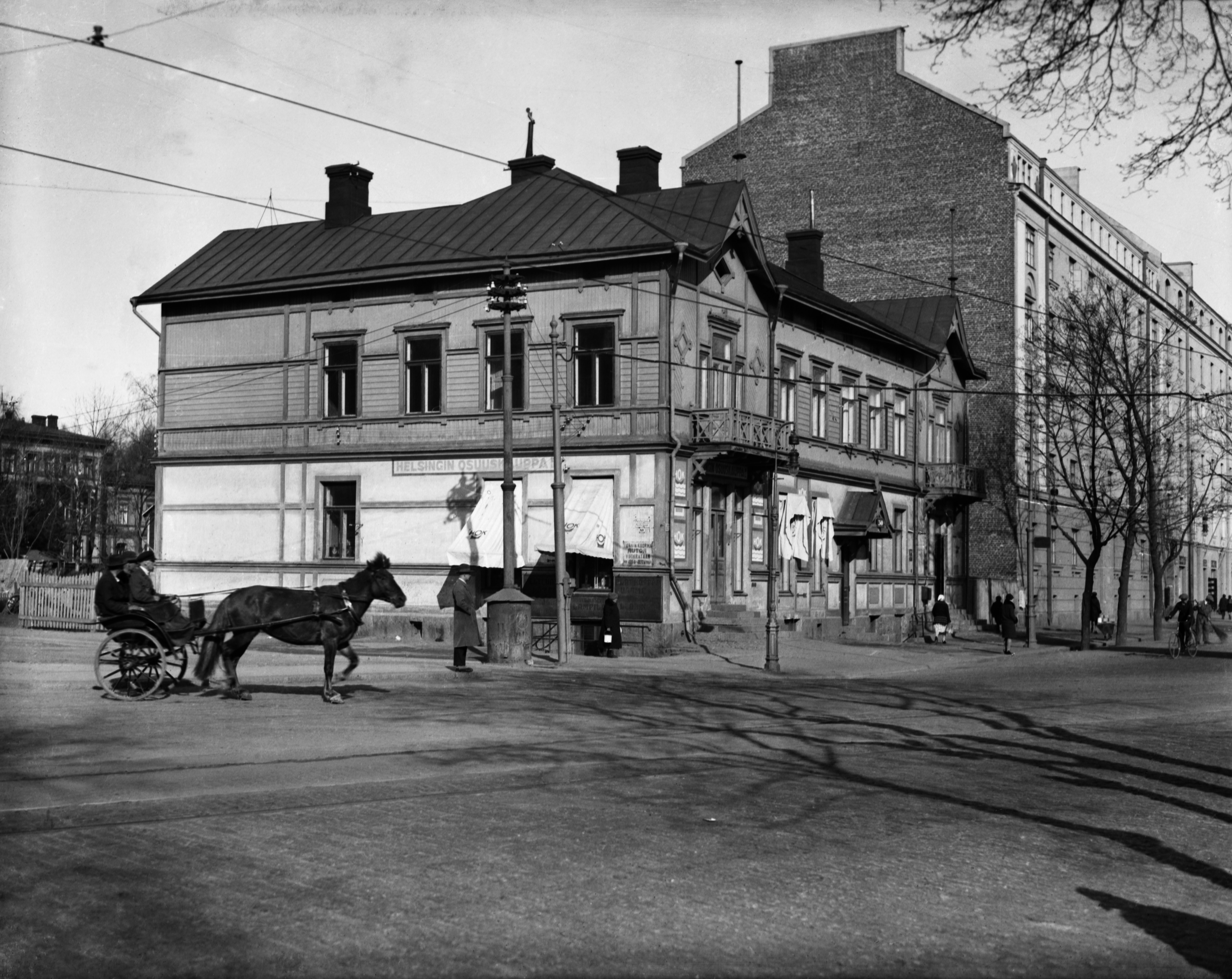 Läntinen Viertotie30 - Runeberginkatu 60 (= Mannerheimintie 58 - Runeberginkatu 60). Talo on purettu vuonna 1928. Rakennuksessa toimi HOK (Helsingin osuuskauppa).