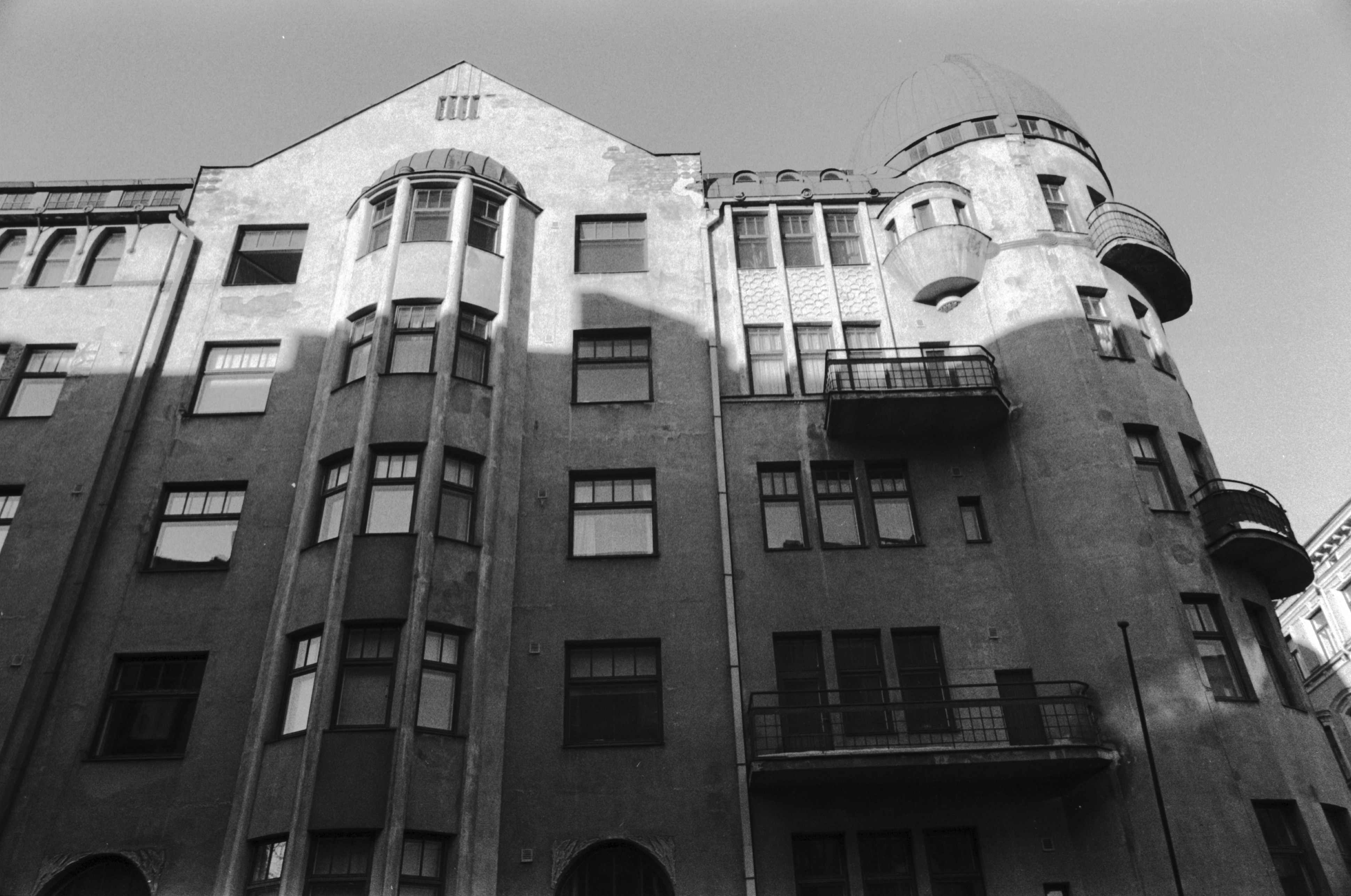 Liisankatu 9. Liisankatu 9:n talon julkisivua Meritullinkadun kulmassa.