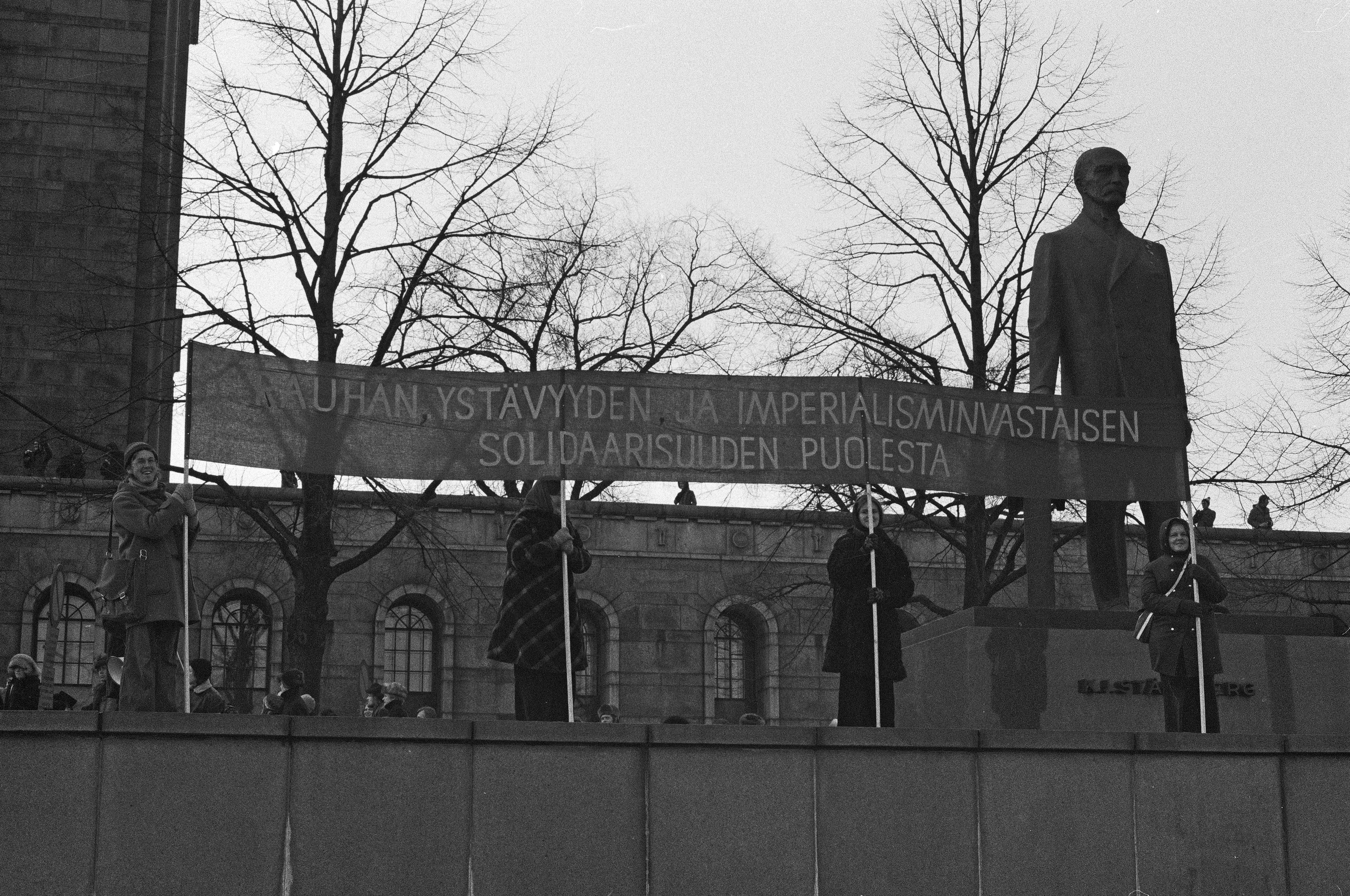Mielenosoitus, jolla opiskelijaliike vaati yleistä ja yhtäläistä äänioikeutta (yyä) yliopistojen ja korkeakoulujen hallintoelinten valintaperusteeksi. Mielenosoittajia K. J. Ståhlbergin patsaalla Eduskuntalon edustalla.