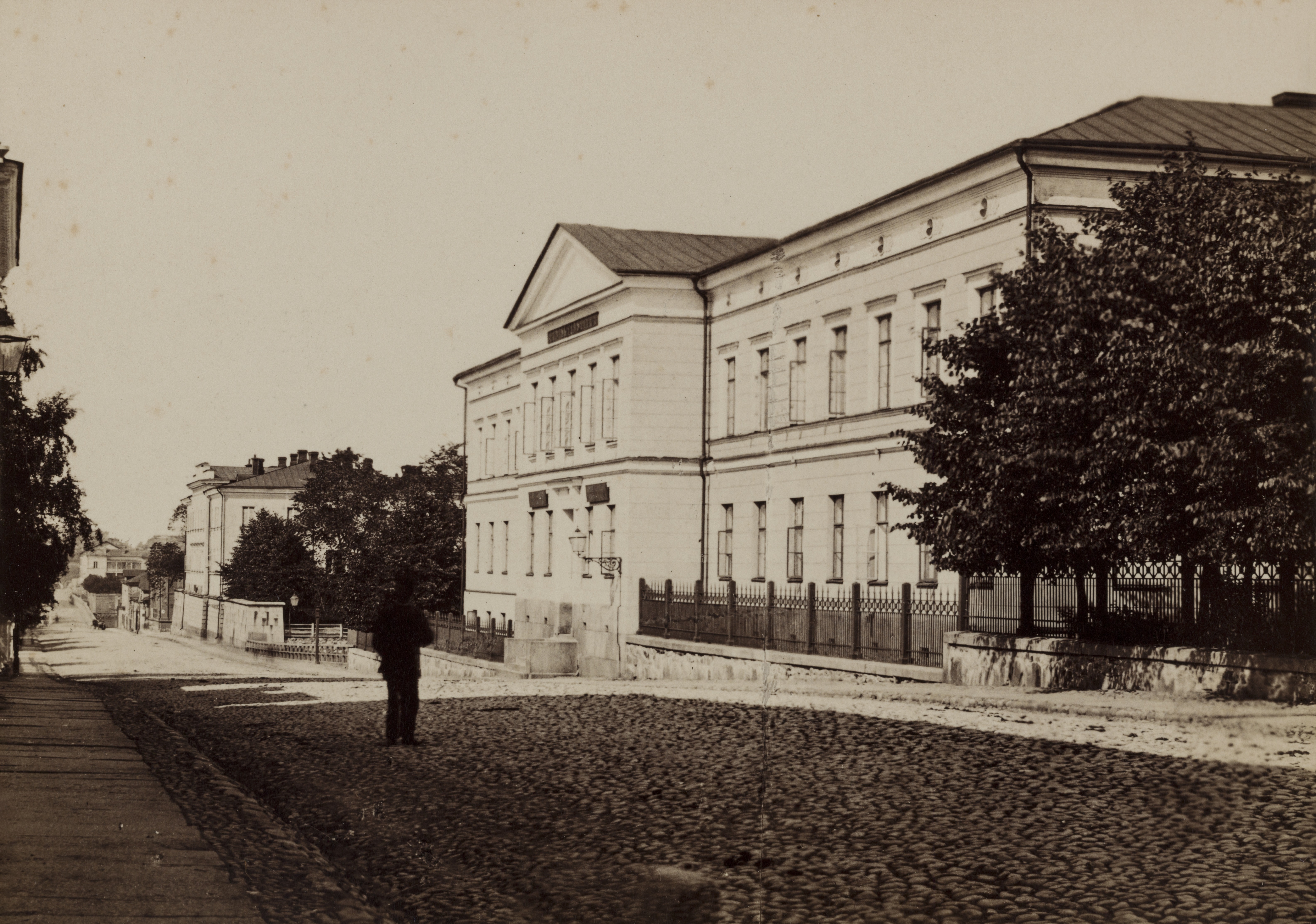 Uusi ja Vanha klinikka, Unioninkatu 33 ja 37. Vanha klinikka, arkkitehti C. L. Engel, 1830-luku. Uusi klinikka, arkkitehti E. B. Lohrmann 1848.