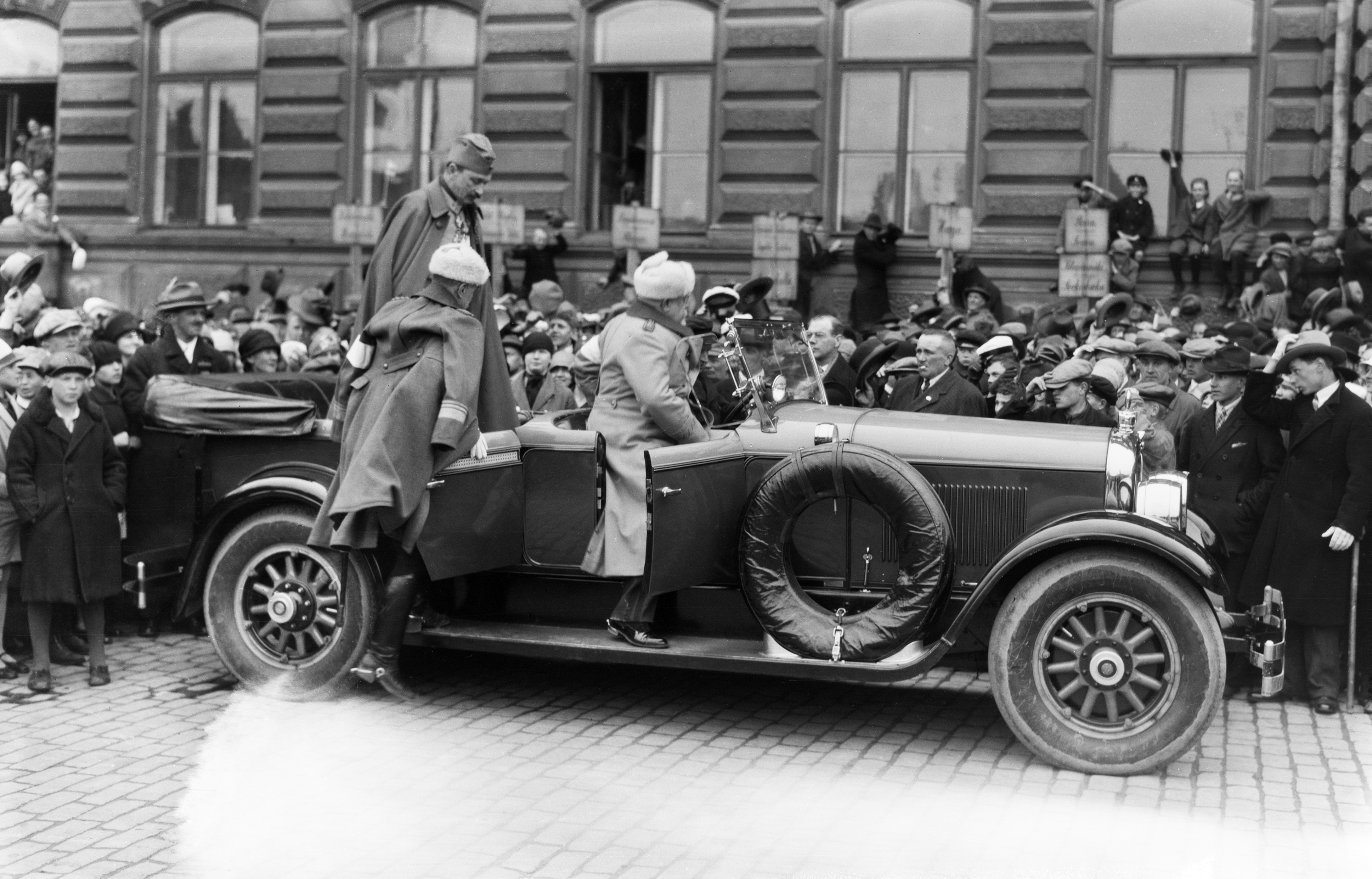 Kansalaissodan päättymisen 10-vuotisjuhla 16.5.1928 Rautatientorilla. Autossa C.G.E. Mannerheim, kenraali Martin Wetzer (vasemmalla) ja kenraali Hannes Ignatius nousemassa autoon. Autonkuljettajana Åke Tulander.