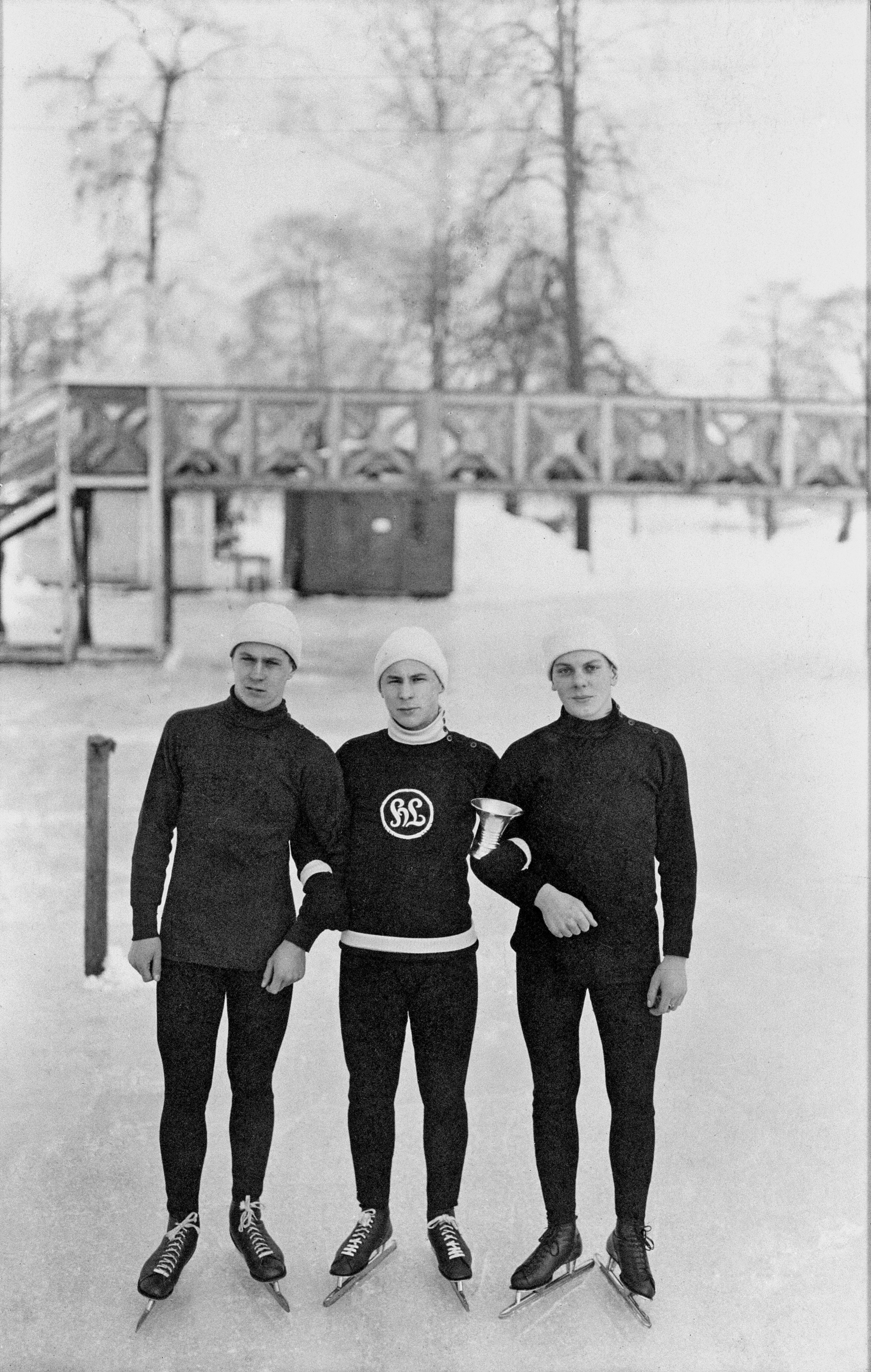Helsingin Luistelijain pikaluistelijoiden joukkue juniorimestaruuskilpailuissa 1933. He sijoittuivat ensimmäisiksi. Vasemmalta Nurminen, Ojala ja Rolf Viitaniemi.