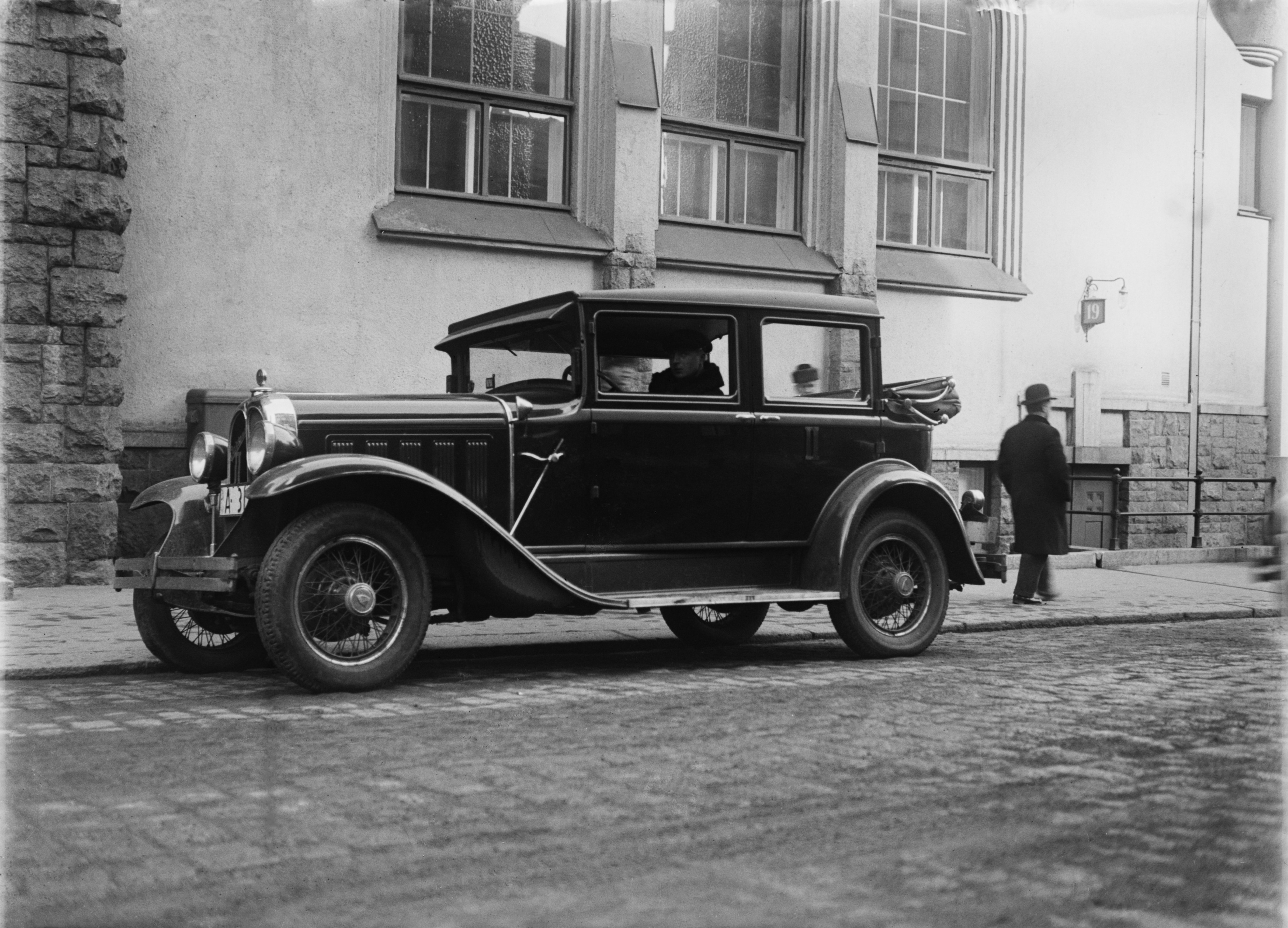 Vuokra-auto Helsingin ruotsinkielisen metodistiseurakunnan Emanuel-kirkon edessä, Yrjönkatu 19. Rakennus purettu 1938. Auton merkki Oakland Landaulet, vuosimalli 1929.