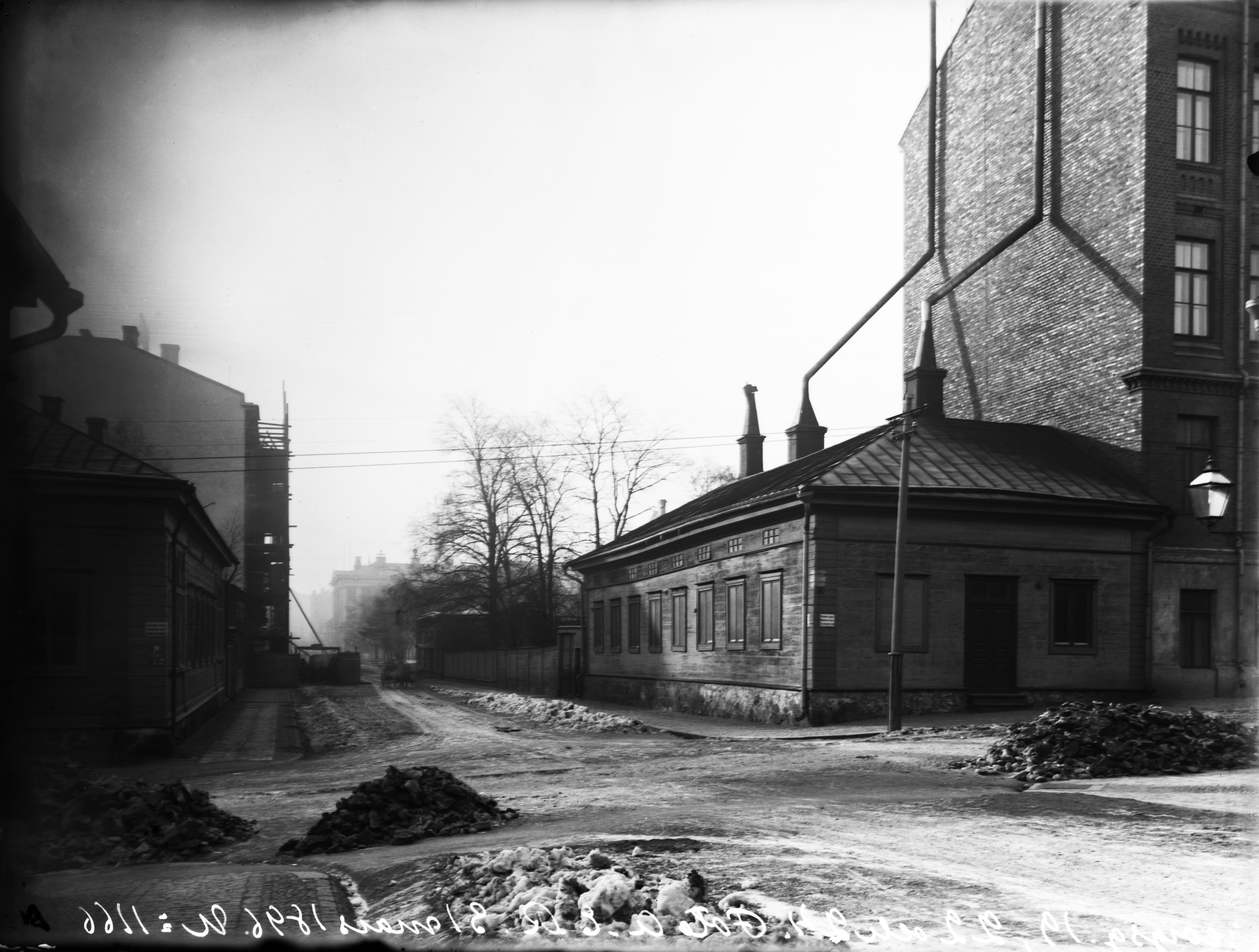 Yrjönkatu 24, 22, 19. Vladimirinkatu 6 (=Kalevankatu 6). Yrjönkatu 24:ssä asui J. V. Snellman perheineen vuosina 1855-1881.
