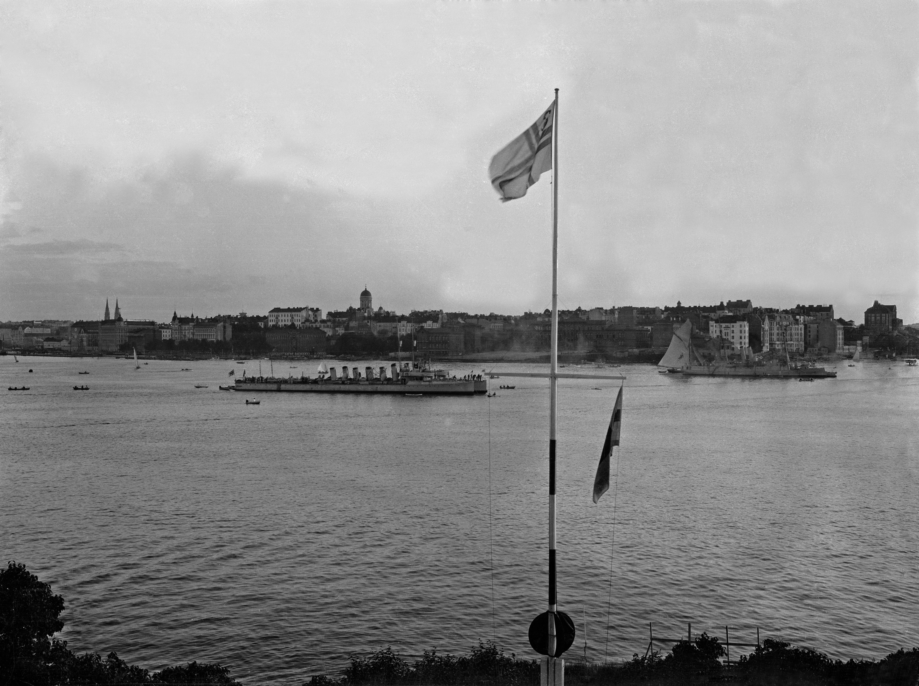 Näkymä Nihdistä (nyk. osa Sompasaaren satamaa). Etualalla SPS:n lippu. Taustalla merellä S-sarjan torpedovene.